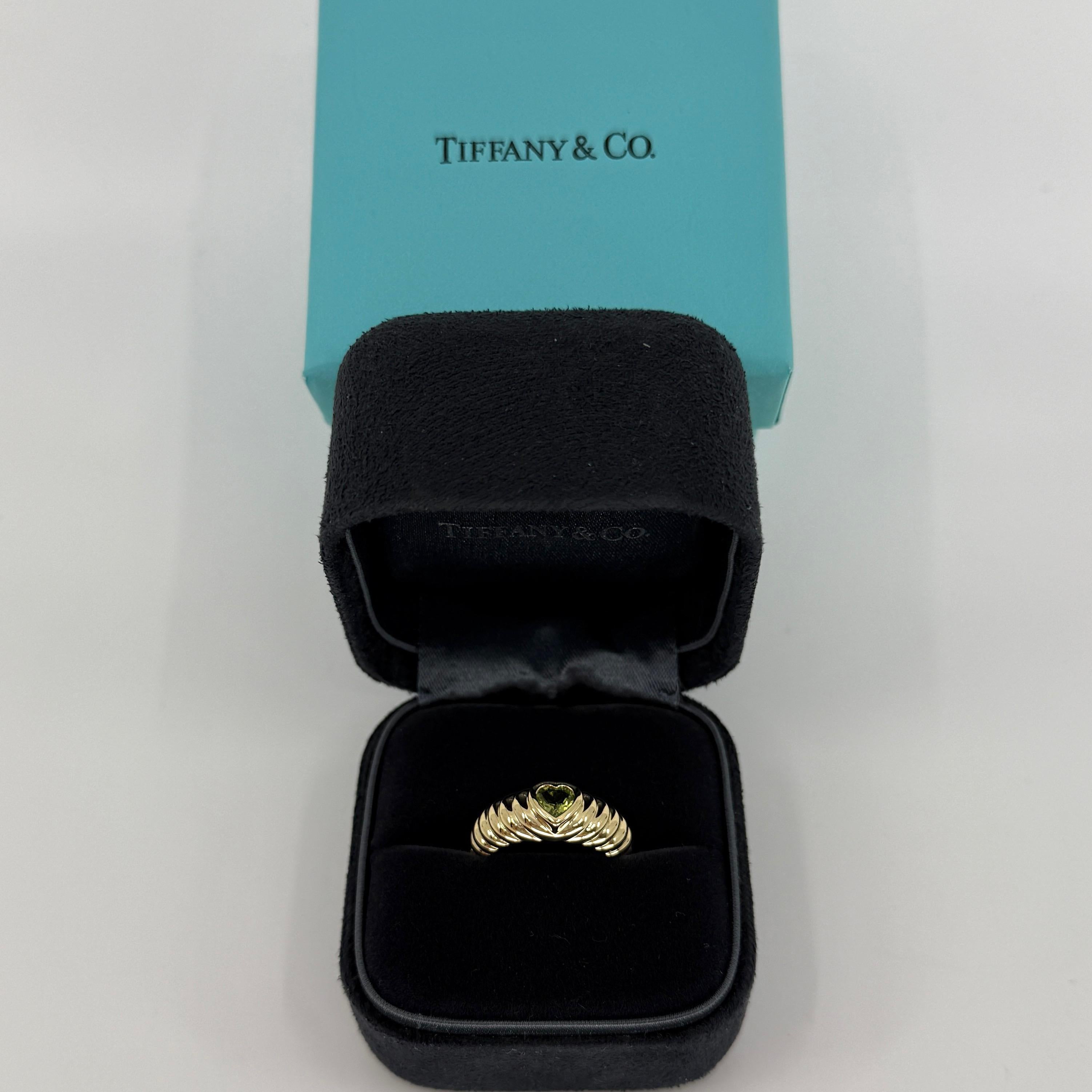 Fino Tiffany & Co. Anillo de oro amarillo de 18 quilates con peridoto verde vivo talla corazón 51 en venta 3