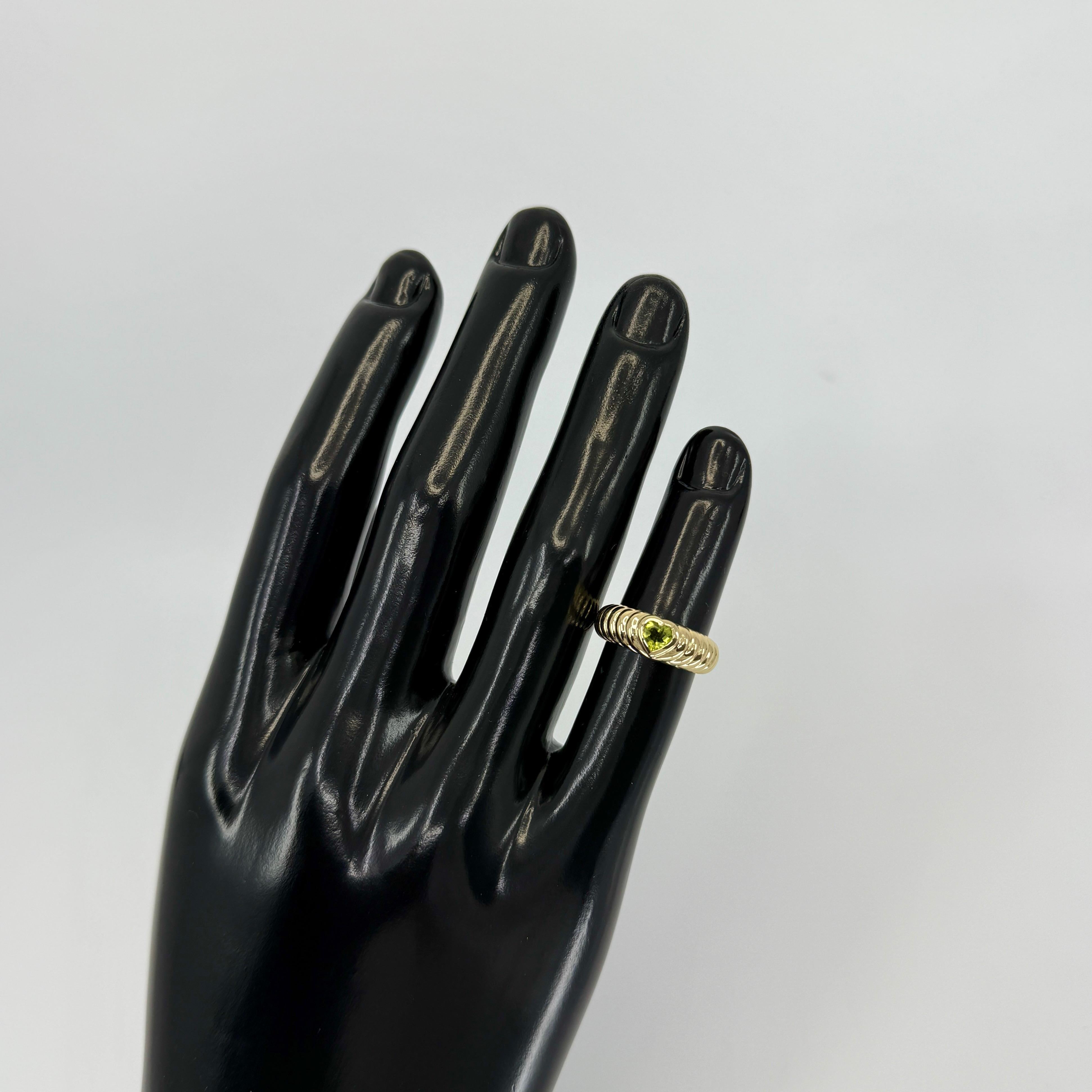 Fino Tiffany & Co. Anillo de oro amarillo de 18 quilates con peridoto verde vivo talla corazón 51 en venta 4