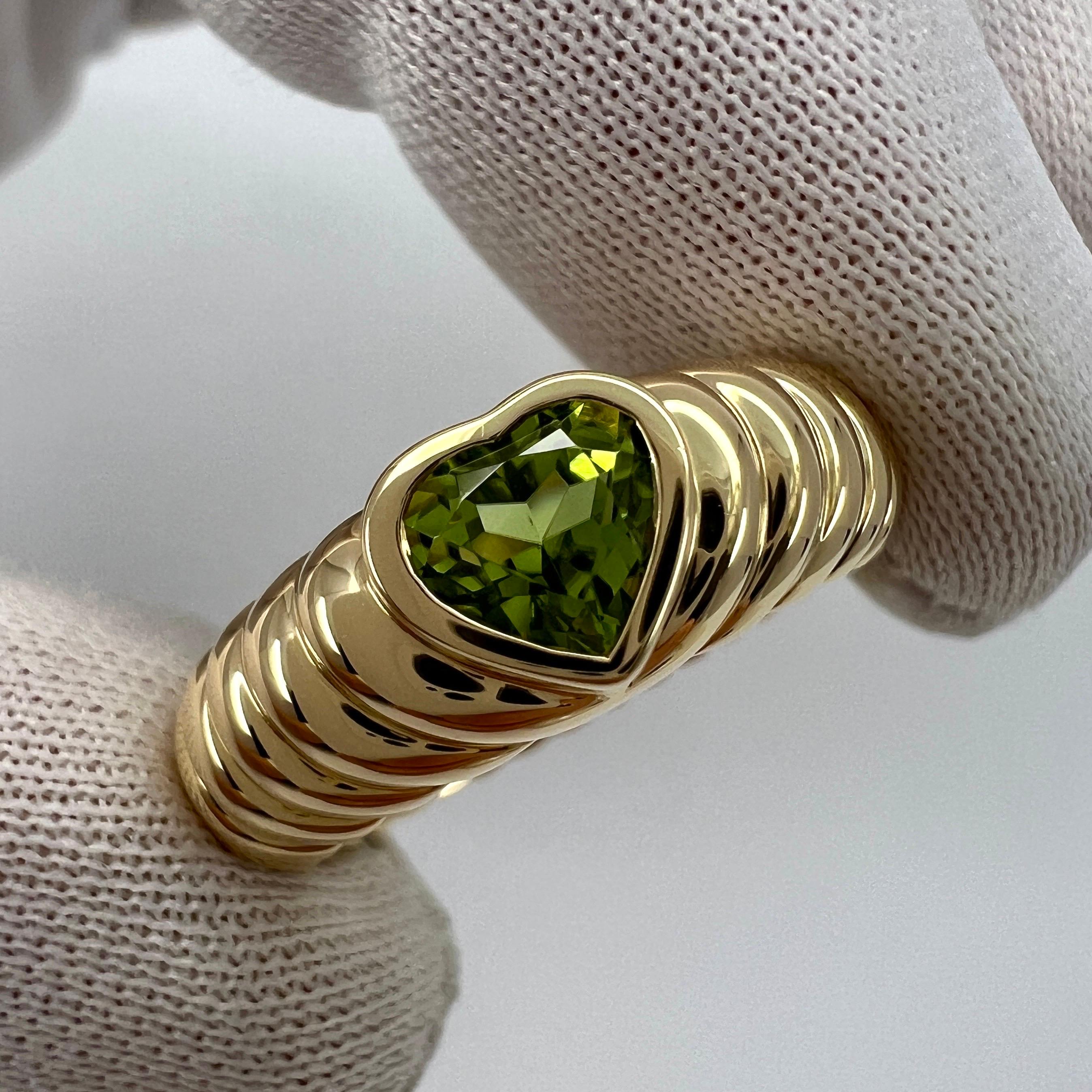 Seltene Tiffany & Co. Vivid Green Peridot Heart Cut 18k Gelbgold Band Ring.

Ein wunderschön gearbeiteter Ring aus Gelbgold mit einem atemberaubenden, lebendigen  grüner Peridot im Herzschliff. Hervorragende Farbe, Klarheit und Schliff. Ein feiner