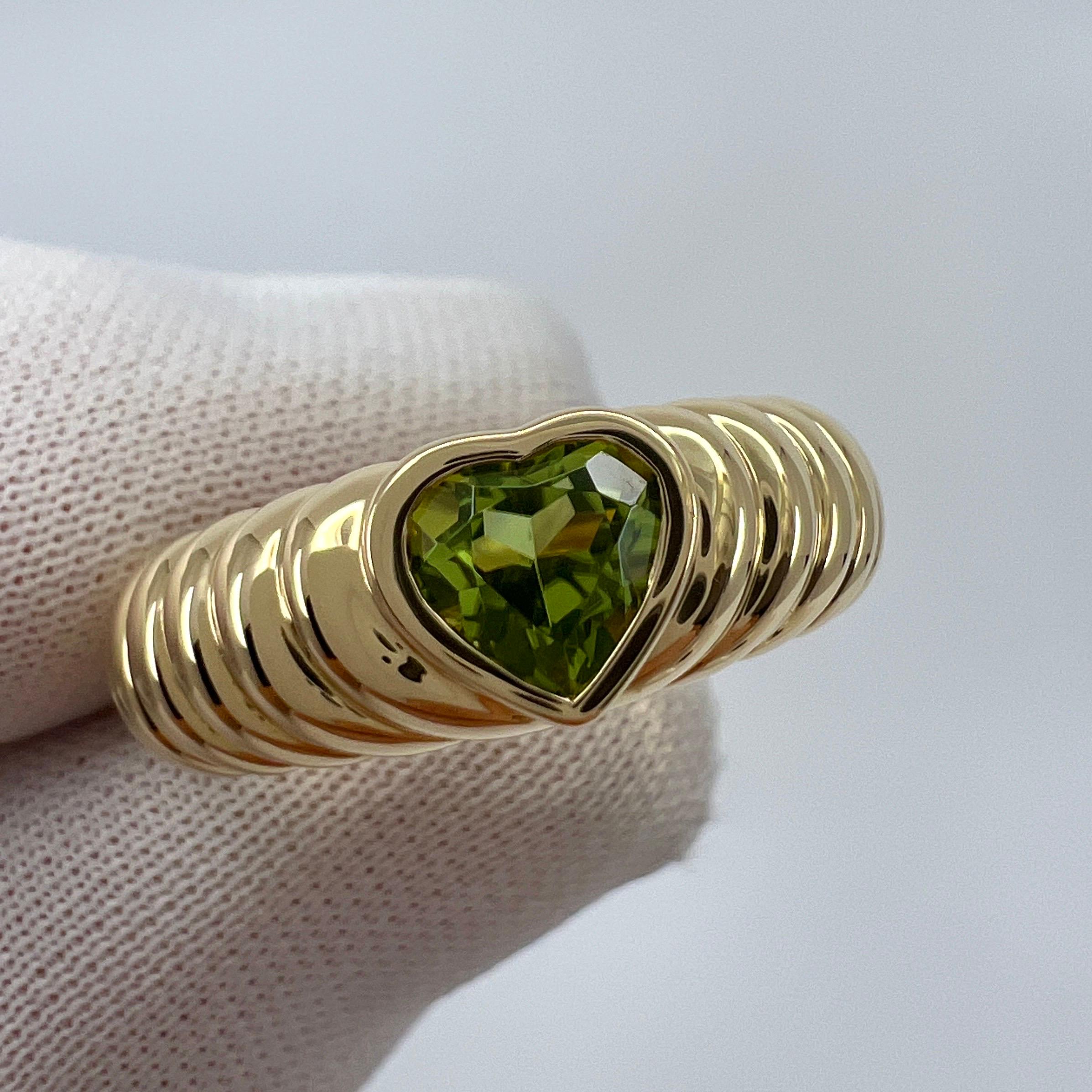 Fine Tiffany & Co. Vivid Green Peridot Heart Cut 18k Yellow Gold Band Ring 3