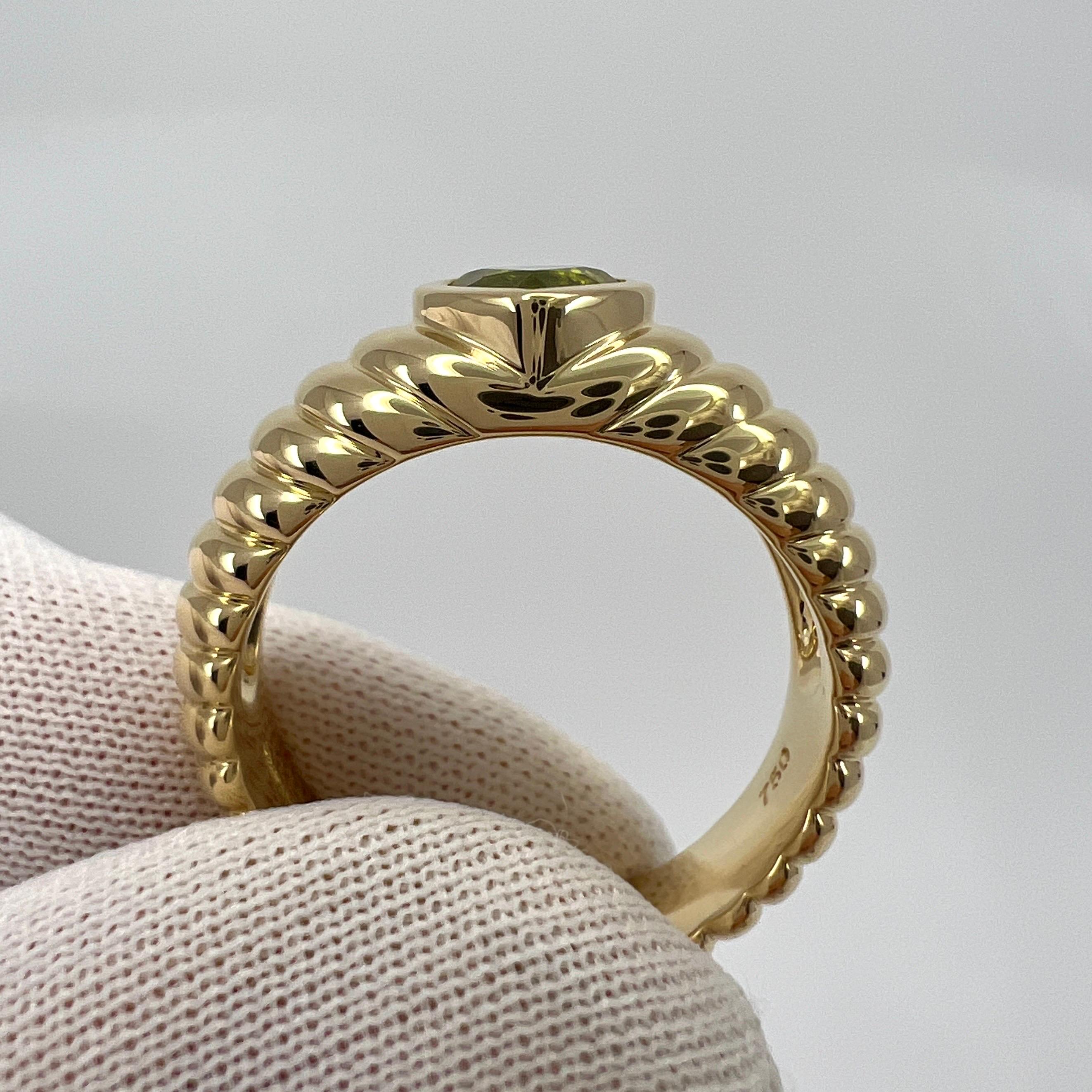 Fine Tiffany & Co. Vivid Green Peridot Heart Cut 18k Yellow Gold Band Ring For Sale 4