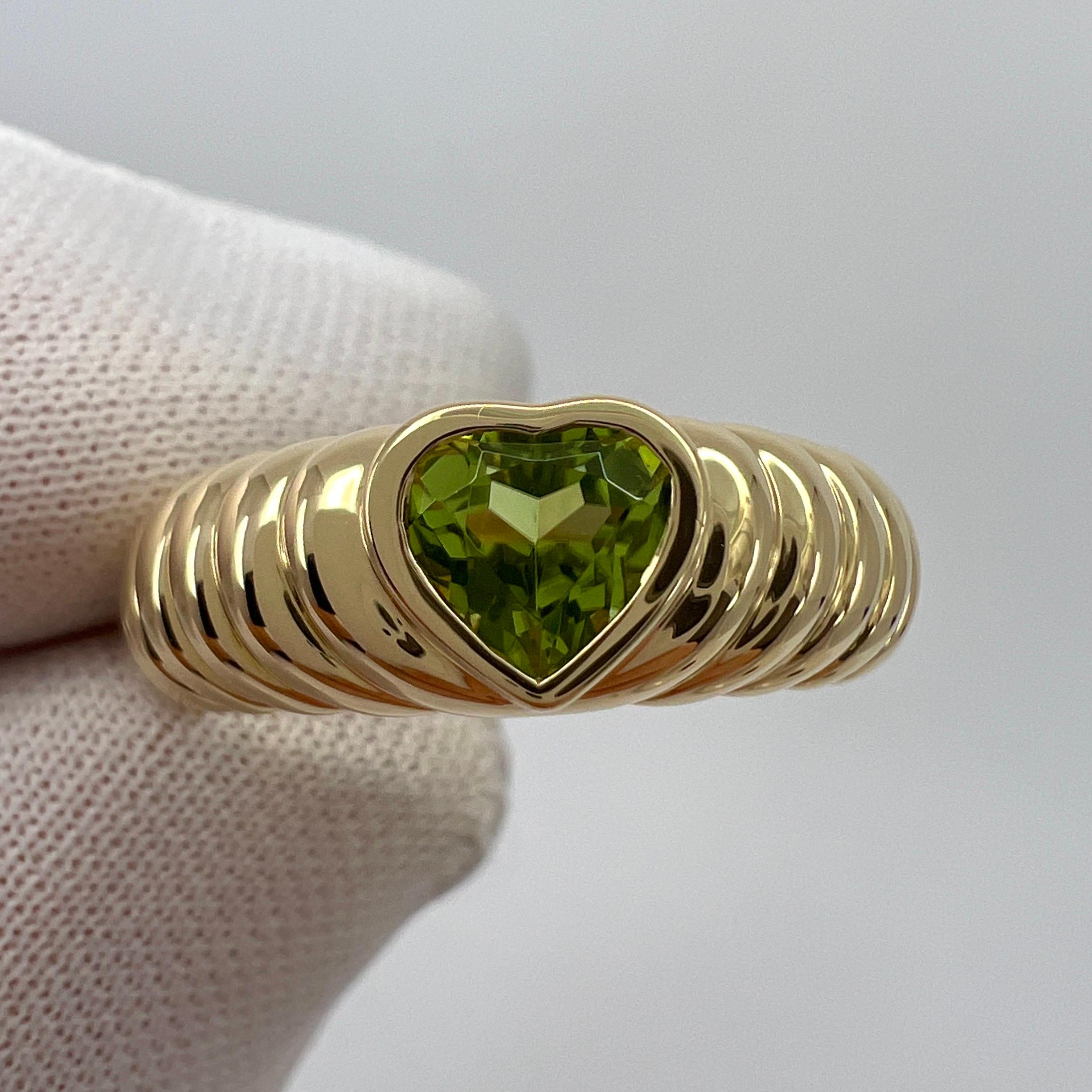 Rare Tiffany & Co. Bague en or jaune 18k avec péridot vert vif taillé en cœur.

Bague en or jaune magnifiquement réalisée, sertie d'une magnifique pierre précieuse.  péridot vert taillé en cœur. Superbe couleur, clarté et coupe. Un péridot de