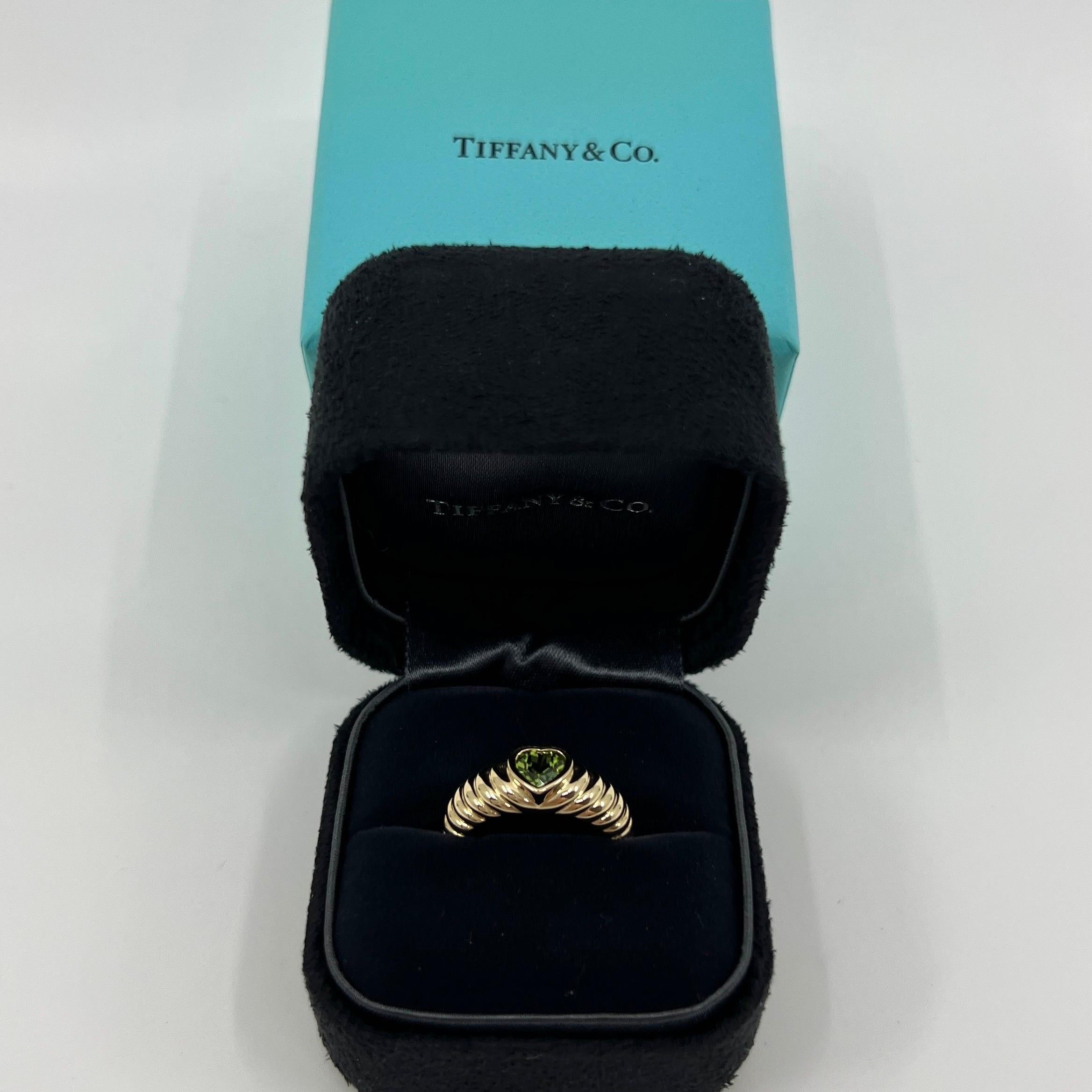 Taille cœur Tiffany & Co. Vivid Green Peridot Heart Cut 18k Yellow Gold Band Ring (bague en or jaune 18k) en vente