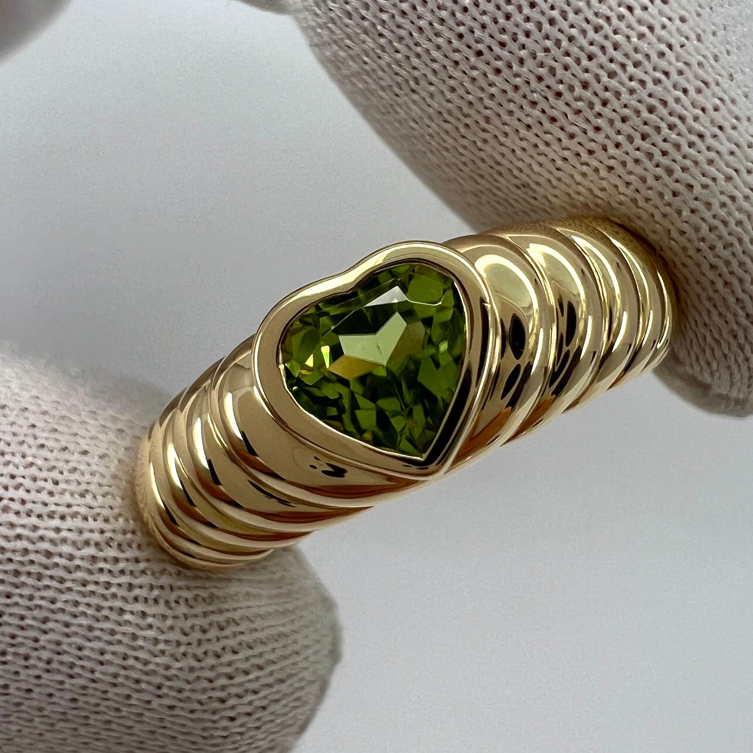 Fine Tiffany & Co. Vivid Green Peridot Heart Cut 18k Yellow Gold Band Ring In Excellent Condition For Sale In Birmingham, GB