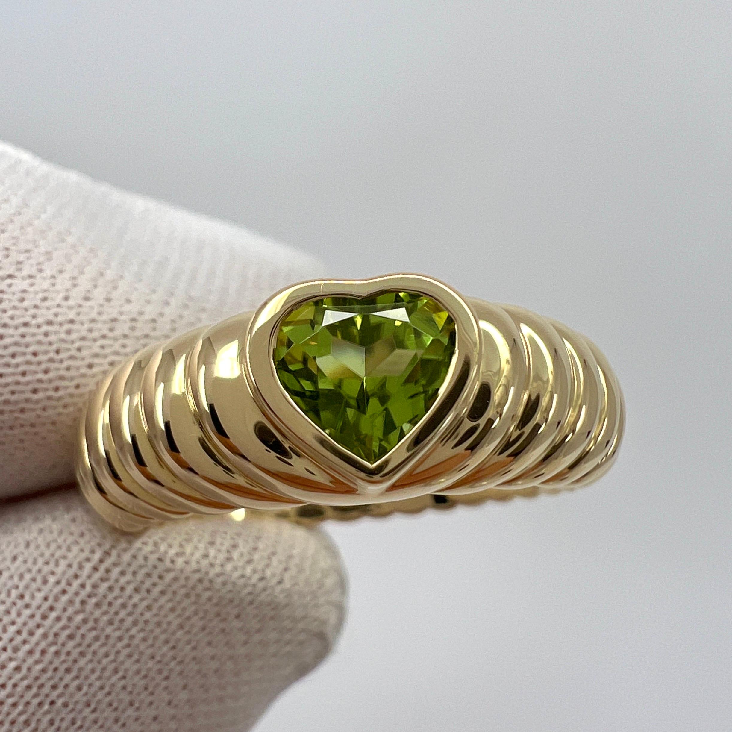 Fine Tiffany & Co. Vivid Green Peridot Heart Cut 18k Yellow Gold Band Ring In Excellent Condition For Sale In Birmingham, GB