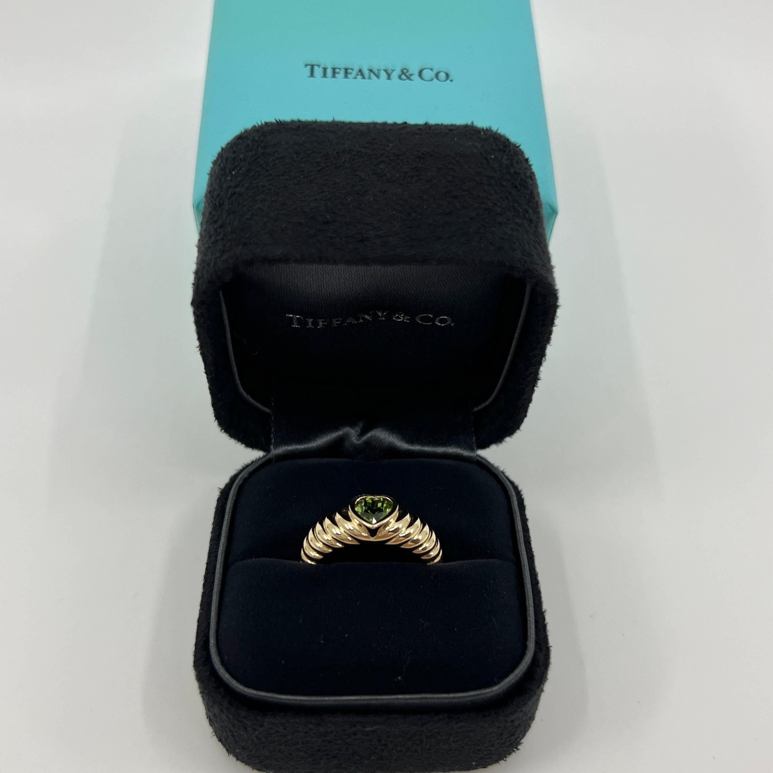 Women's Fine Tiffany & Co. Vivid Green Peridot Heart Cut 18k Yellow Gold Band Ring For Sale