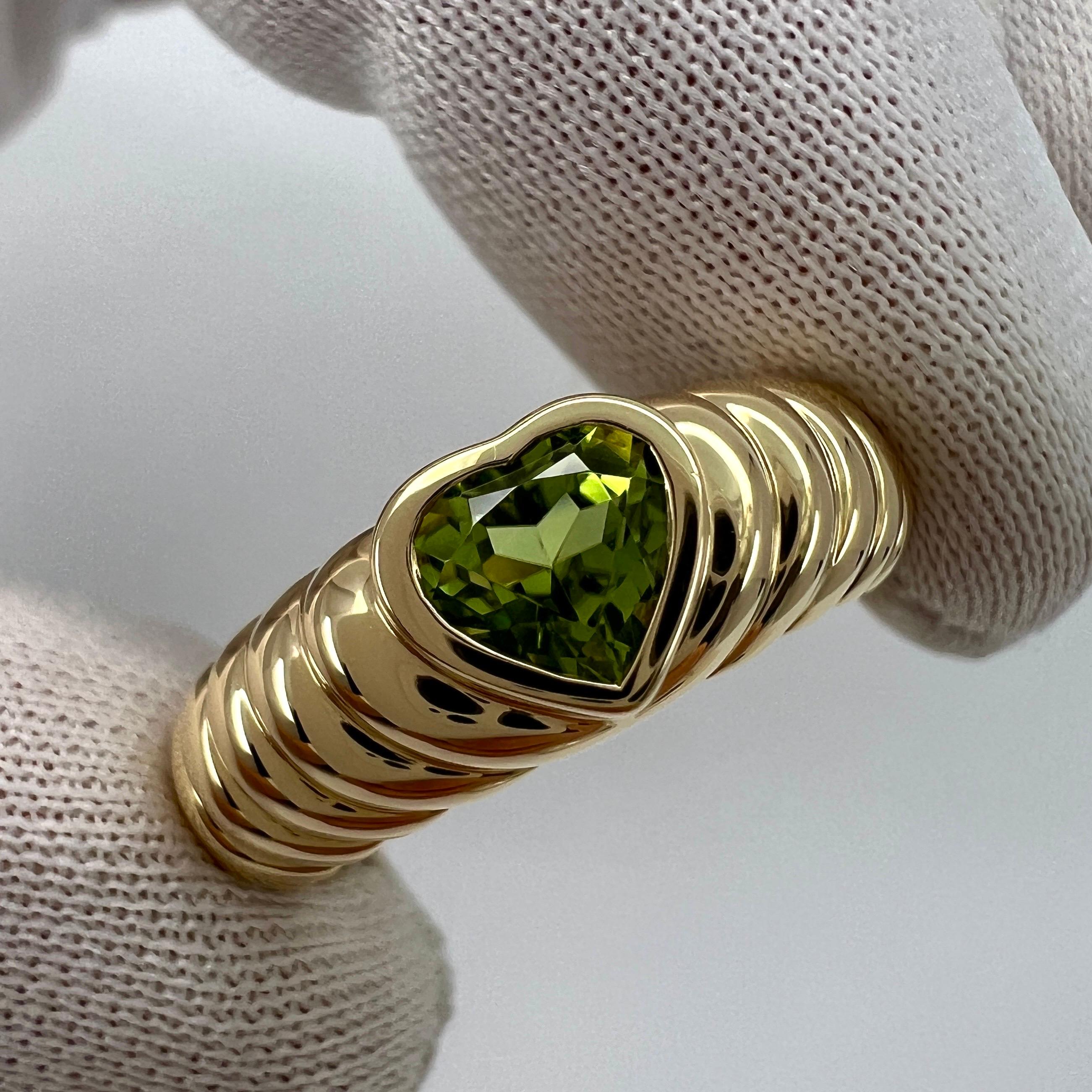 Fine Tiffany & Co. Vivid Green Peridot Heart Cut 18k Yellow Gold Band Ring For Sale 2