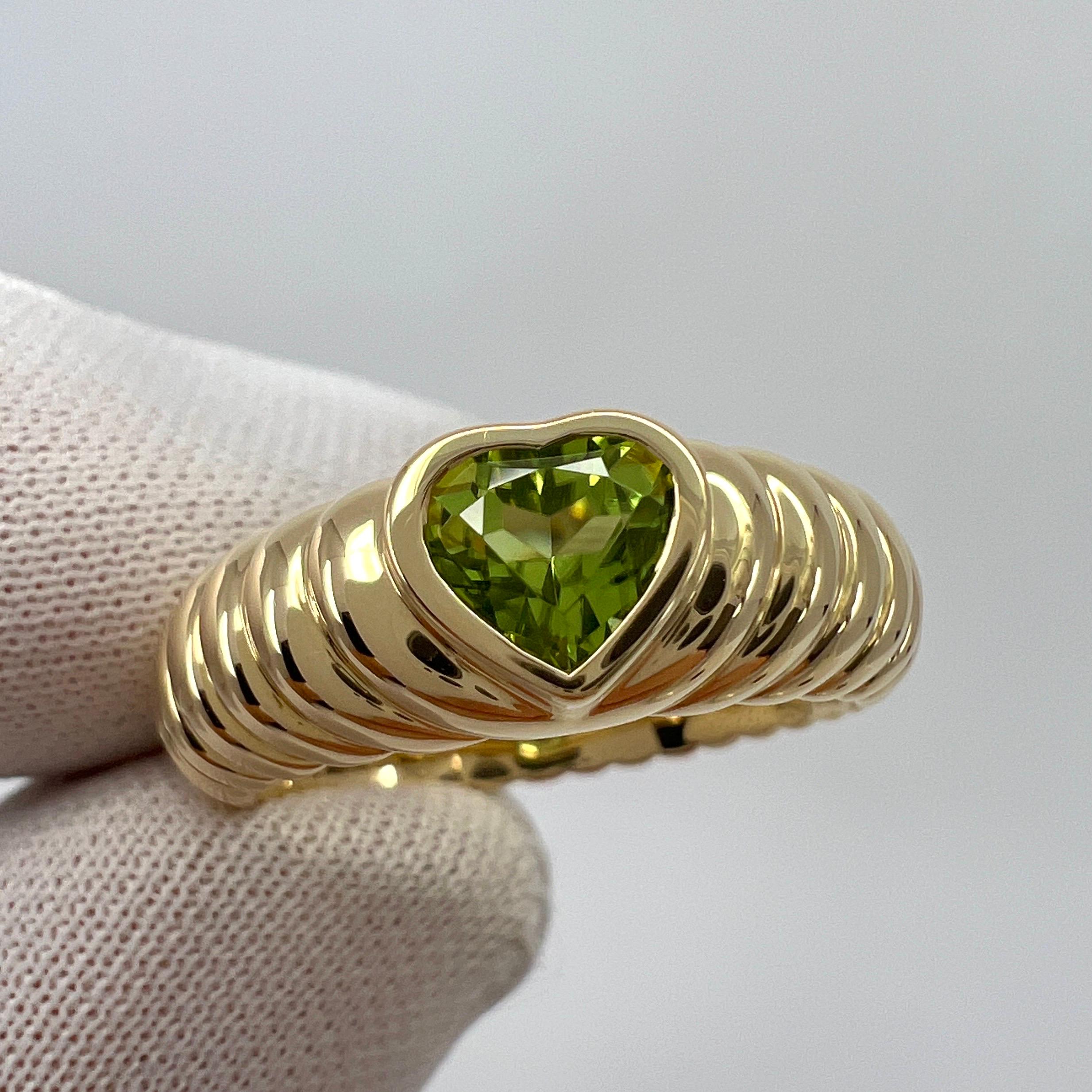 Fine Tiffany & Co. Vivid Green Peridot Heart Cut 18k Yellow Gold Band Ring 2