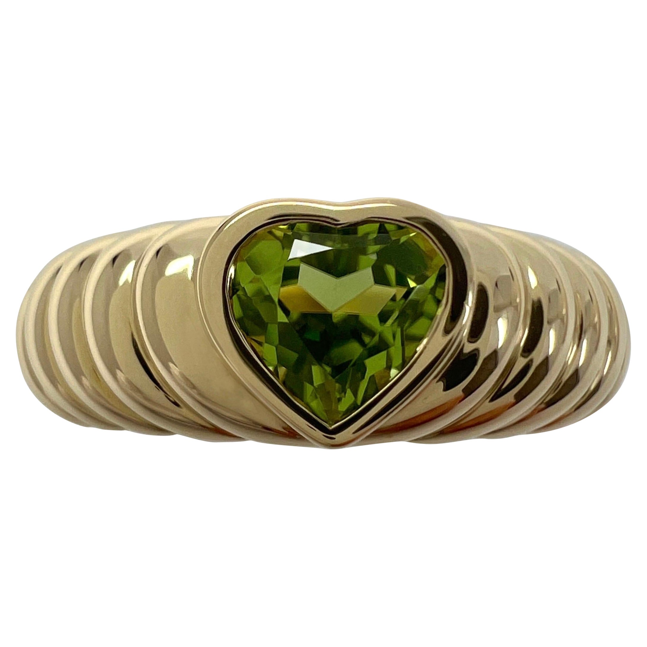 Fine Tiffany & Co. Vivid Green Peridot Heart Cut 18k Yellow Gold Band Ring For Sale