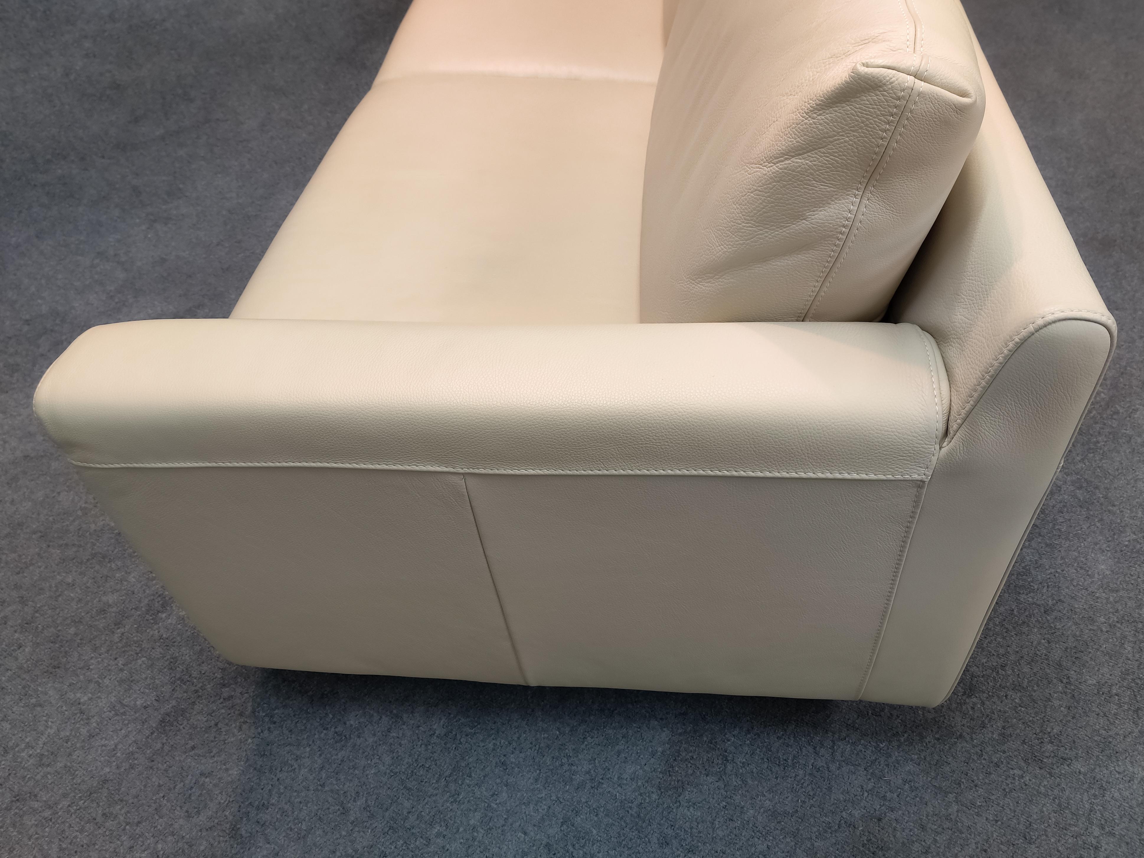 Post-Modern & Sleek Fine Top-Grain Off-White Leather Sofa by Nicoletti of Italy 4