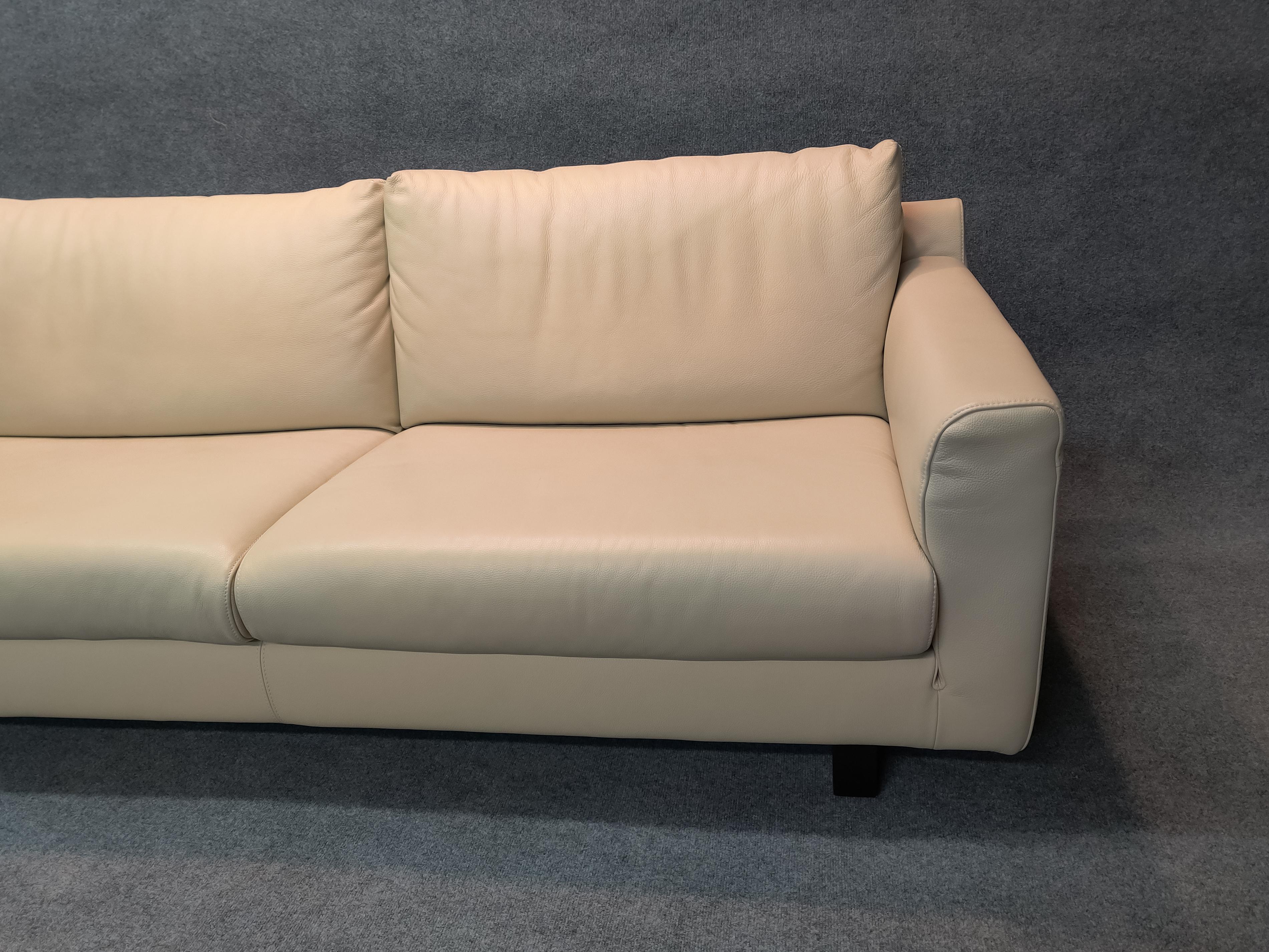 Post-Modern & Sleek Fine Top-Grain Off-White Leather Sofa by Nicoletti of Italy In Good Condition In Philadelphia, PA