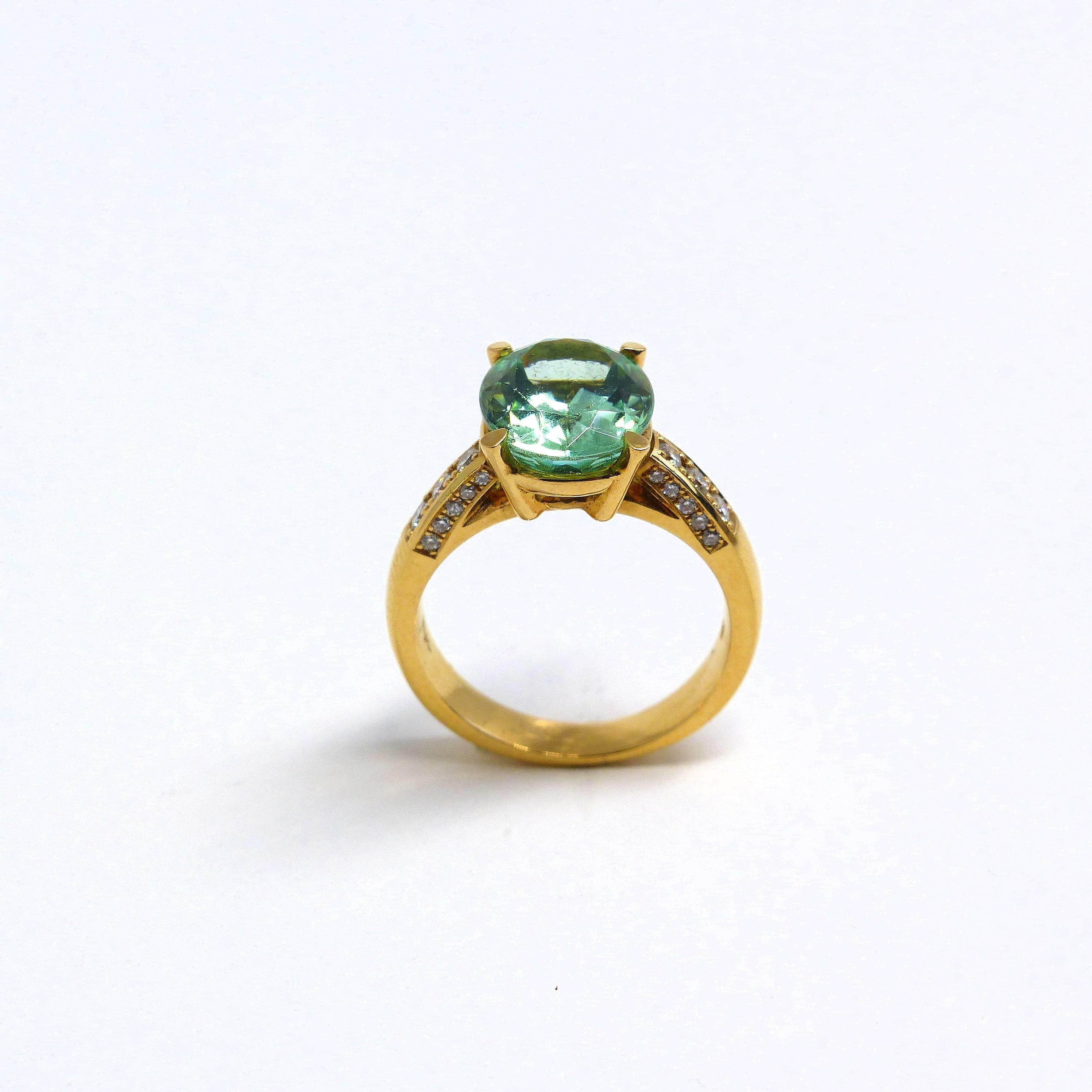 Dieser Ring aus 18 Karat Roségold (7,73 g) ist mit 1x feinem grünem Turmalin (facettiert, oval, 12x10 mm, 4,38ct) + 26x Diamanten (Brillantschliff, 1-2 mm, G/VS, 0,32cts) besetzt. 

Ringgröße 6 3/4 (54).

