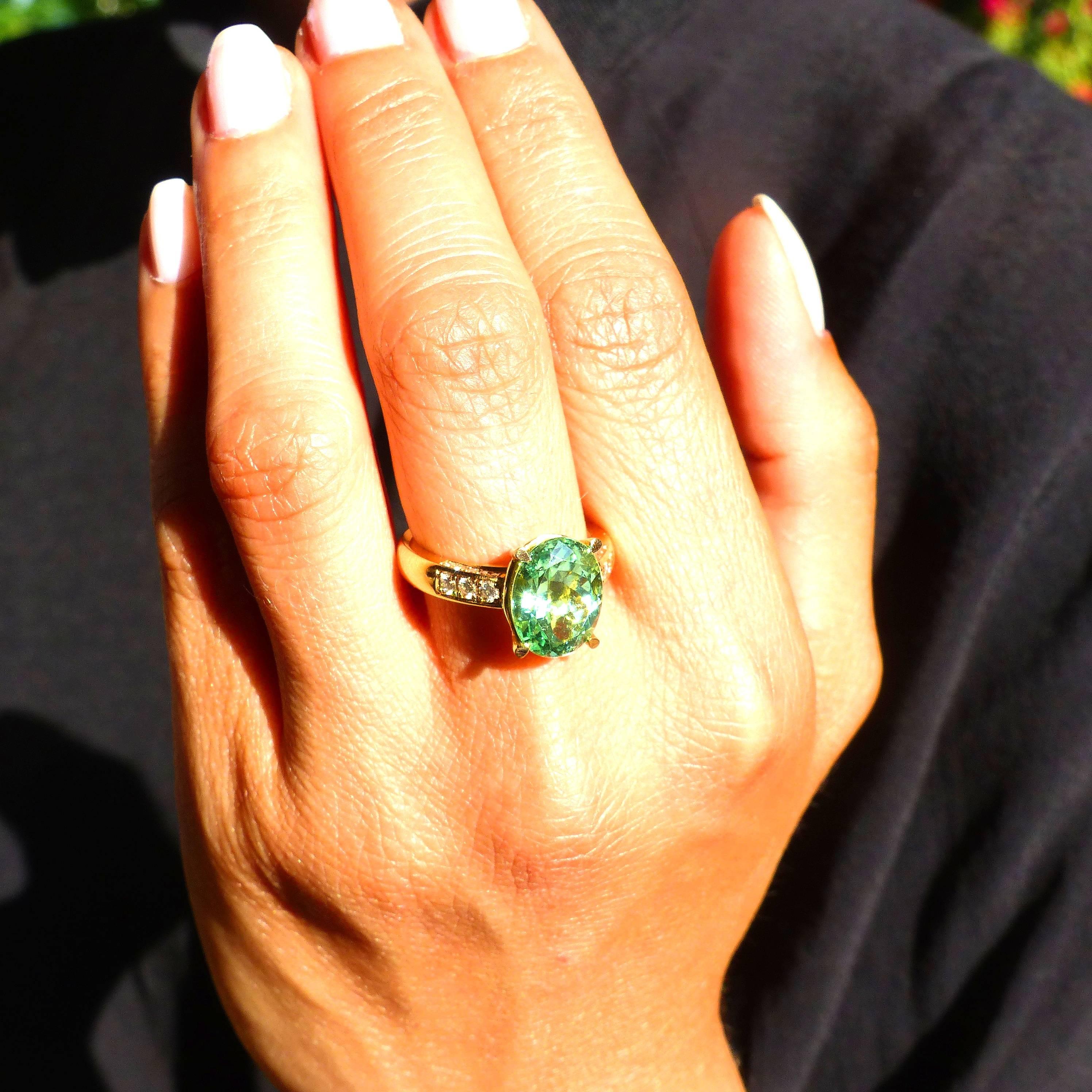 Ring aus Roségold mit 1 grünem Turmalin und Diamanten. (Ovalschliff) im Angebot