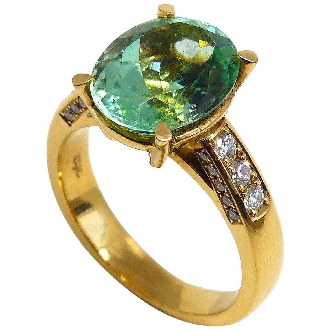 Ring aus Roségold mit 1 grünem Turmalin und Diamanten.