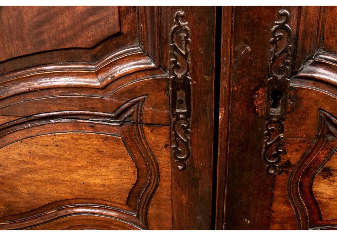 Fine armoire traditionnelle provinciale française teintée foncée en vente 6