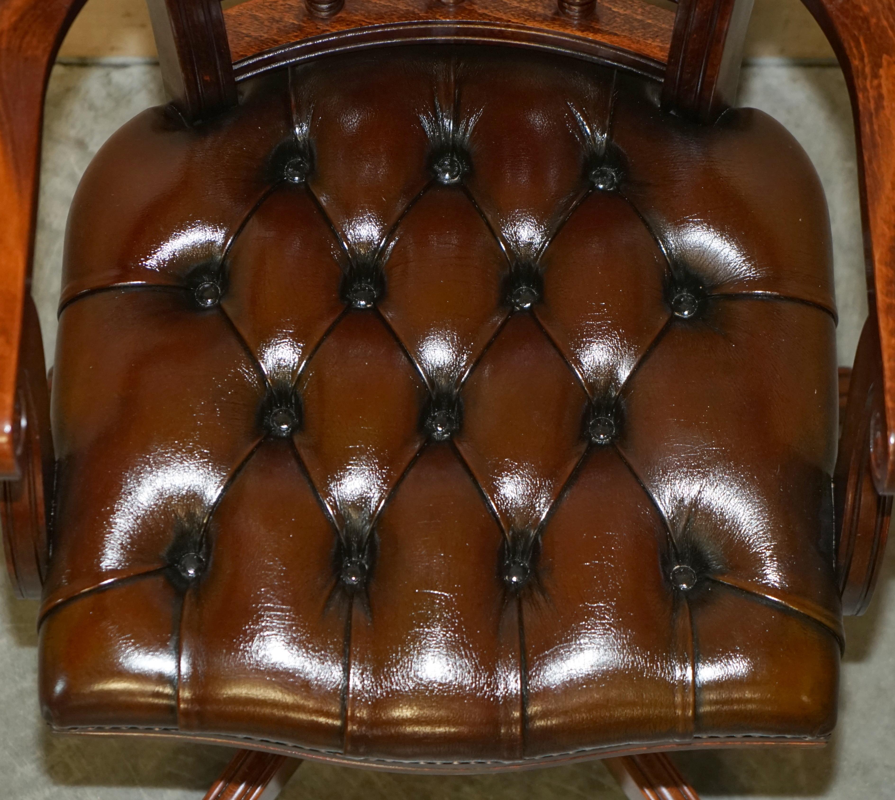 Fauteuil traditionnel Chesterfield capitaine en cuir marron cigare restauré en vente 8