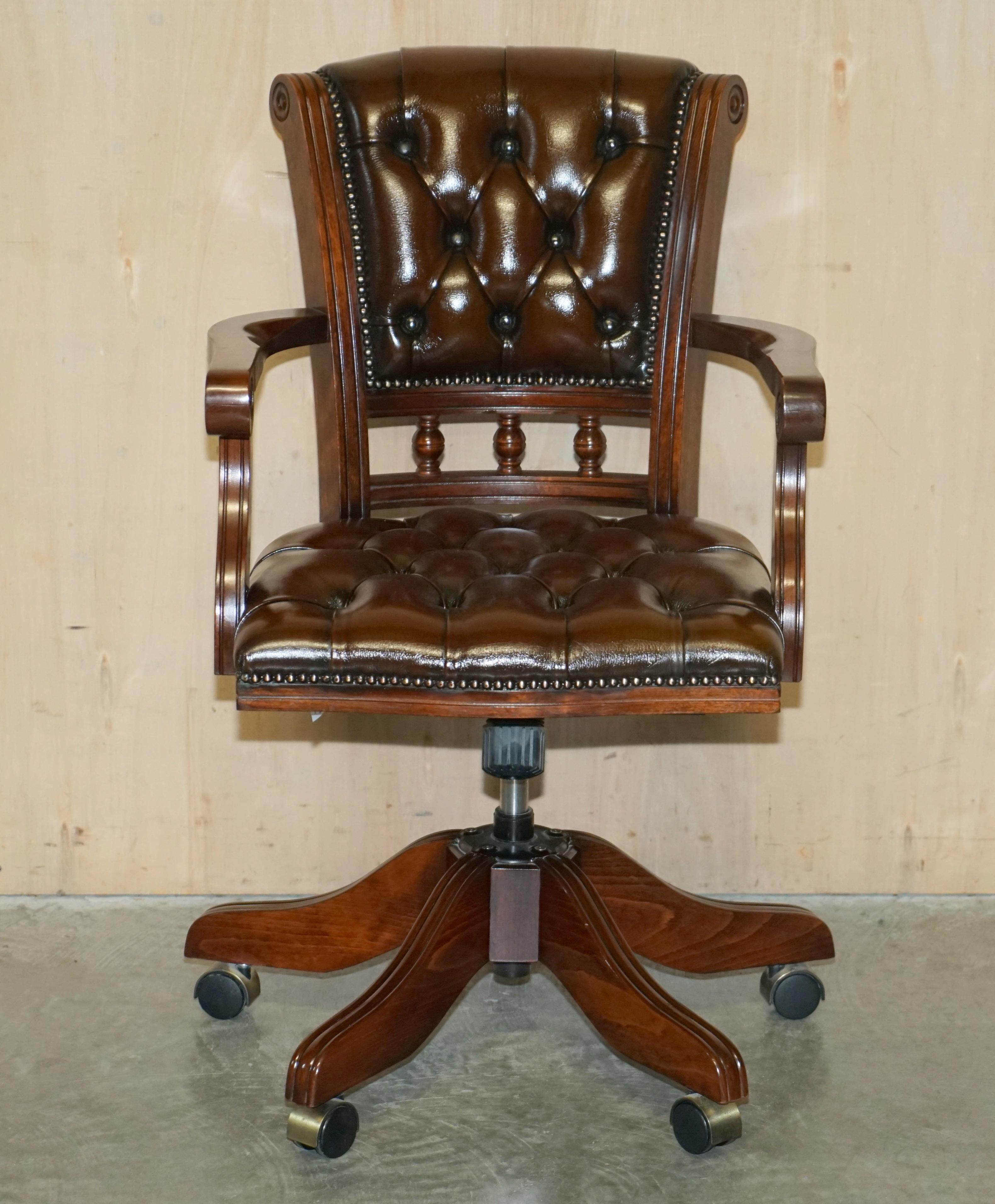 Wir freuen uns, diesen schönen, vollständig restaurierten, originalen Chesterfield-Stuhl mit Buchengestell und handgefärbtem, zigarrenbraunem Leder zum Verkauf anzubieten.

Ein sehr gut aussehender, gut gemachter und bequemer Regiestuhl, der Stuhl