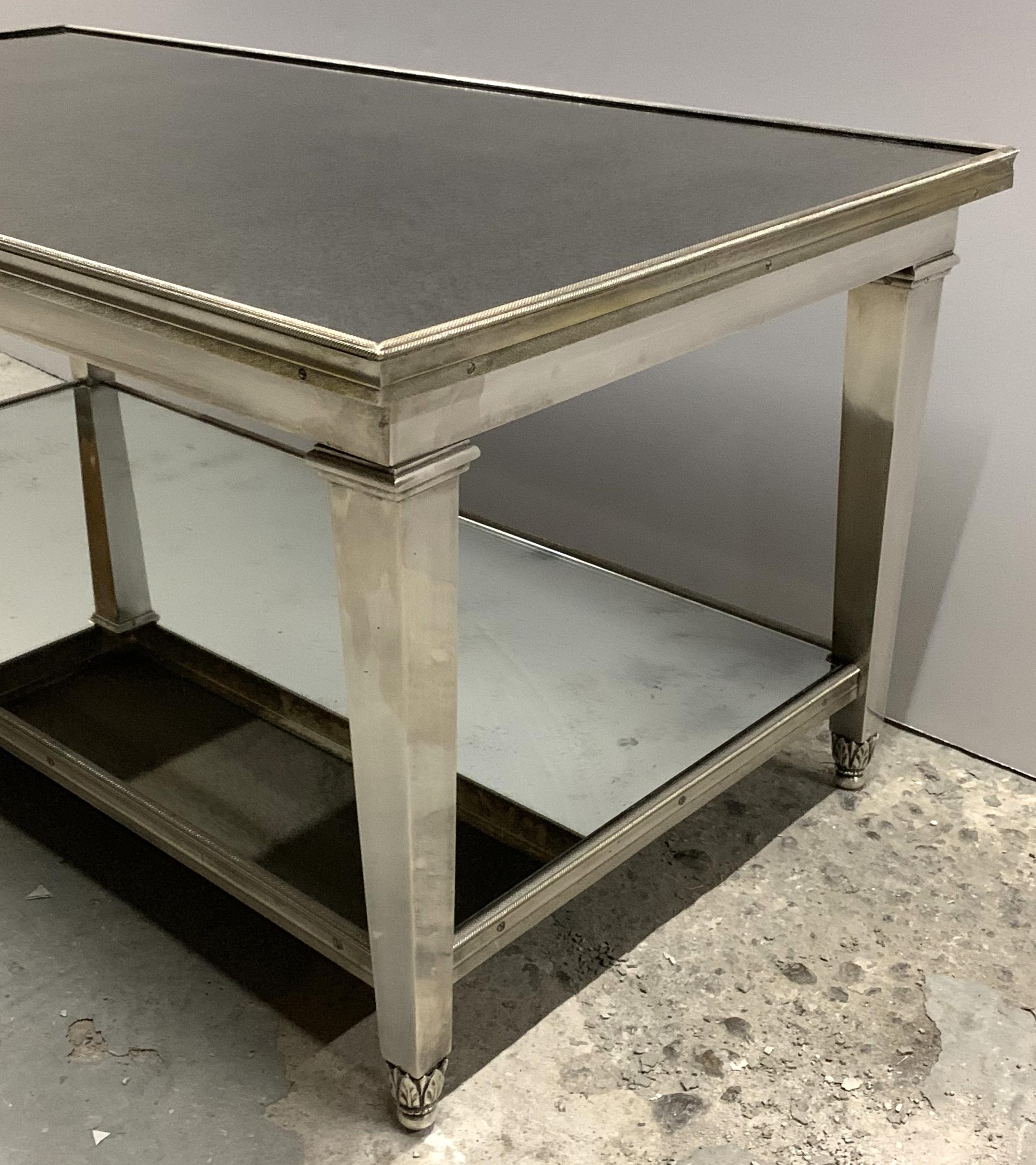 Un raffinato tavolino di transizione francese Mid-Century Modern in nichel lucido, bronzo argentato e specchio antico a due livelli o cocktail nel maniero di Bagues.
Acquistato da Lorin Marsh
In ottime condizioni, ha solo bisogno di essere pulito.