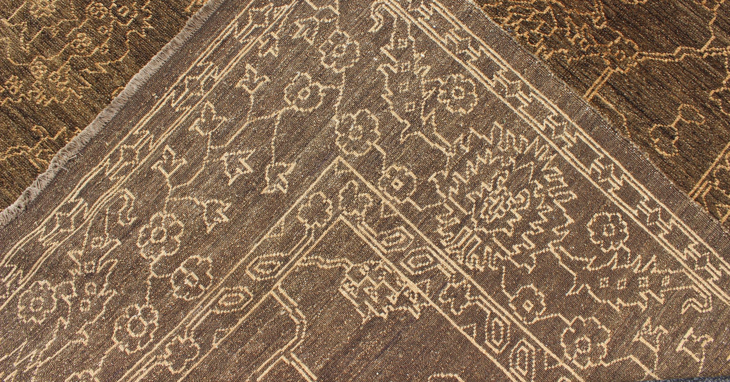 Feiner Übergangsteppich mit stilisierten, geometrischen Motiven in Brown und Light Tan (Wolle) im Angebot