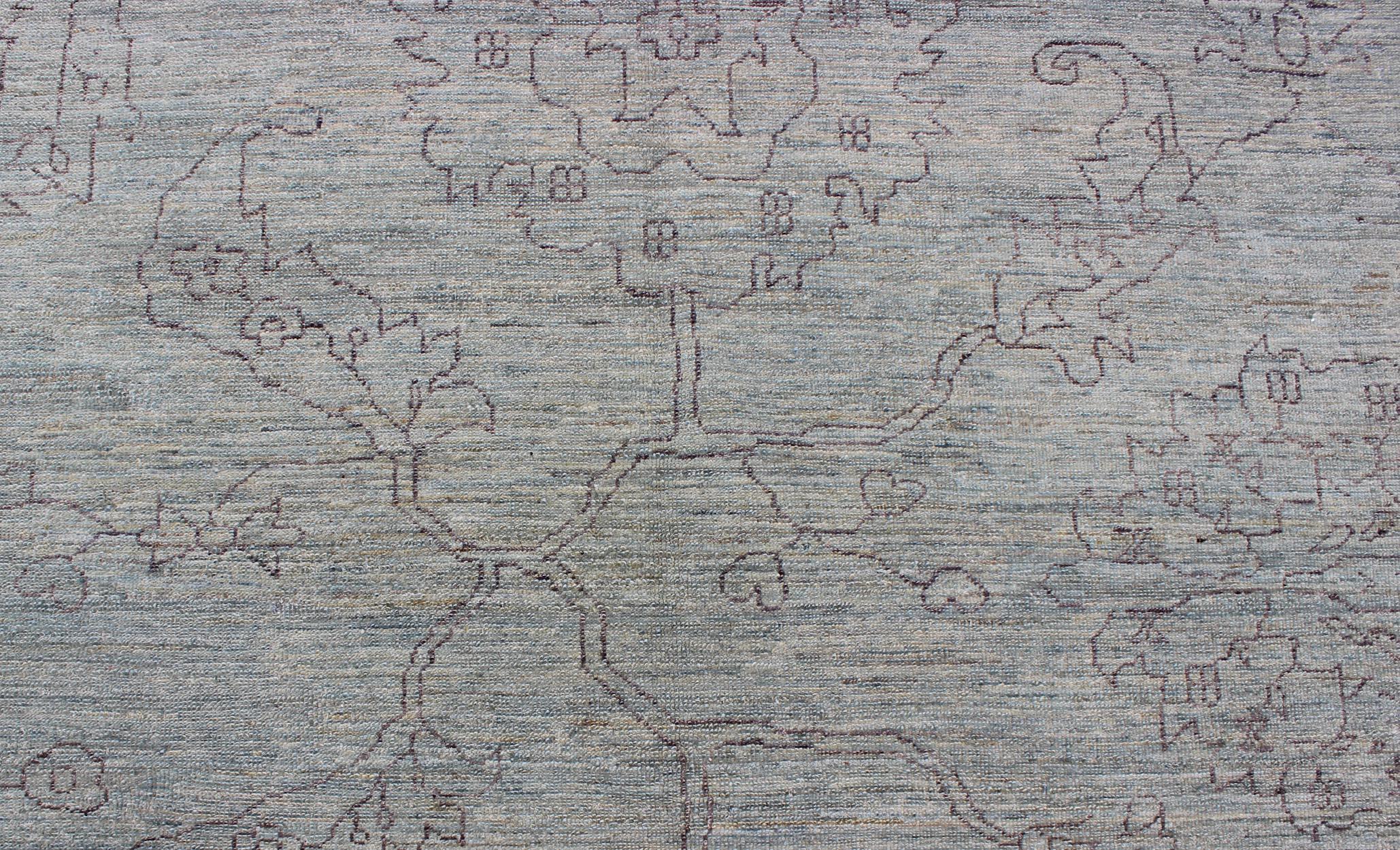 Alfombra fina de transición con motivos geométricos estilizados en lavanda y azul claro en venta 4