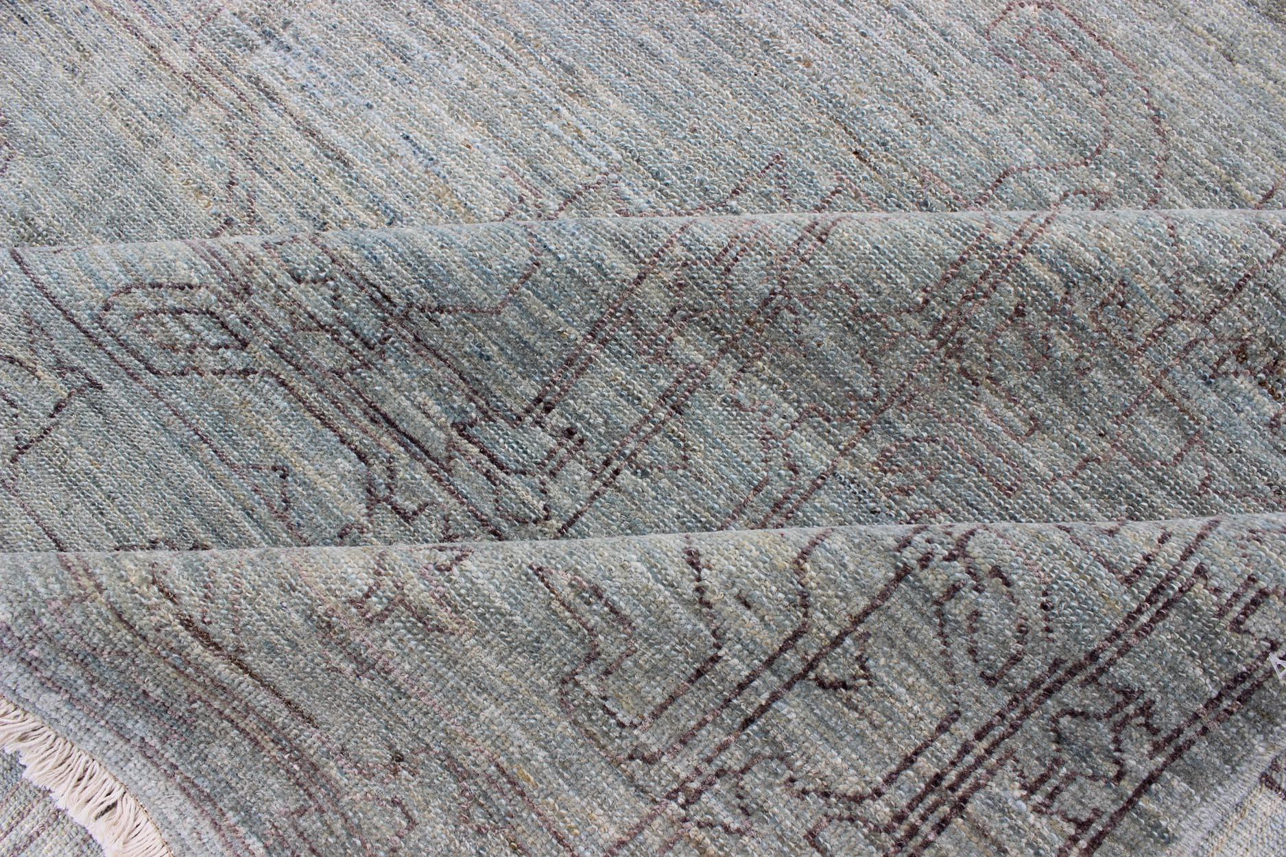 Alfombra fina de transición con motivos geométricos estilizados en lavanda y azul claro en venta 5