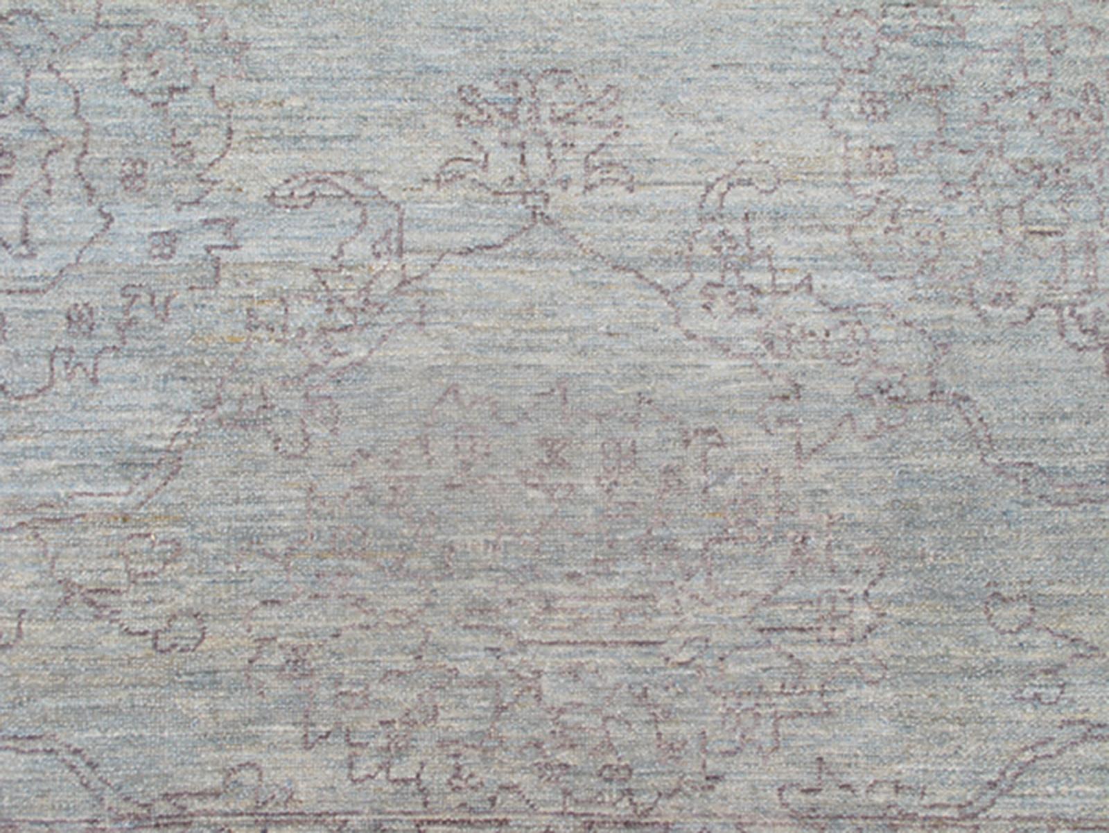  Feiner Übergangsteppich mit stilisierten geometrischen Motiven in Lavendel und Hellblau (Oushak) im Angebot