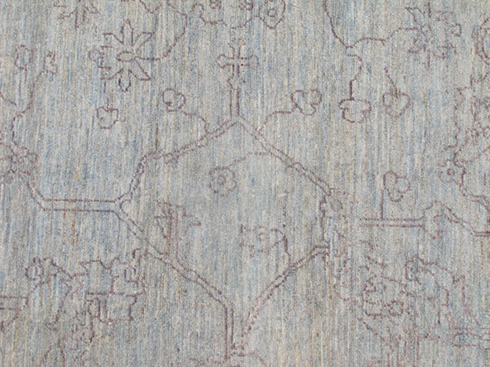 Alfombra fina de transición con motivos geométricos estilizados en lavanda y azul claro Turco en venta