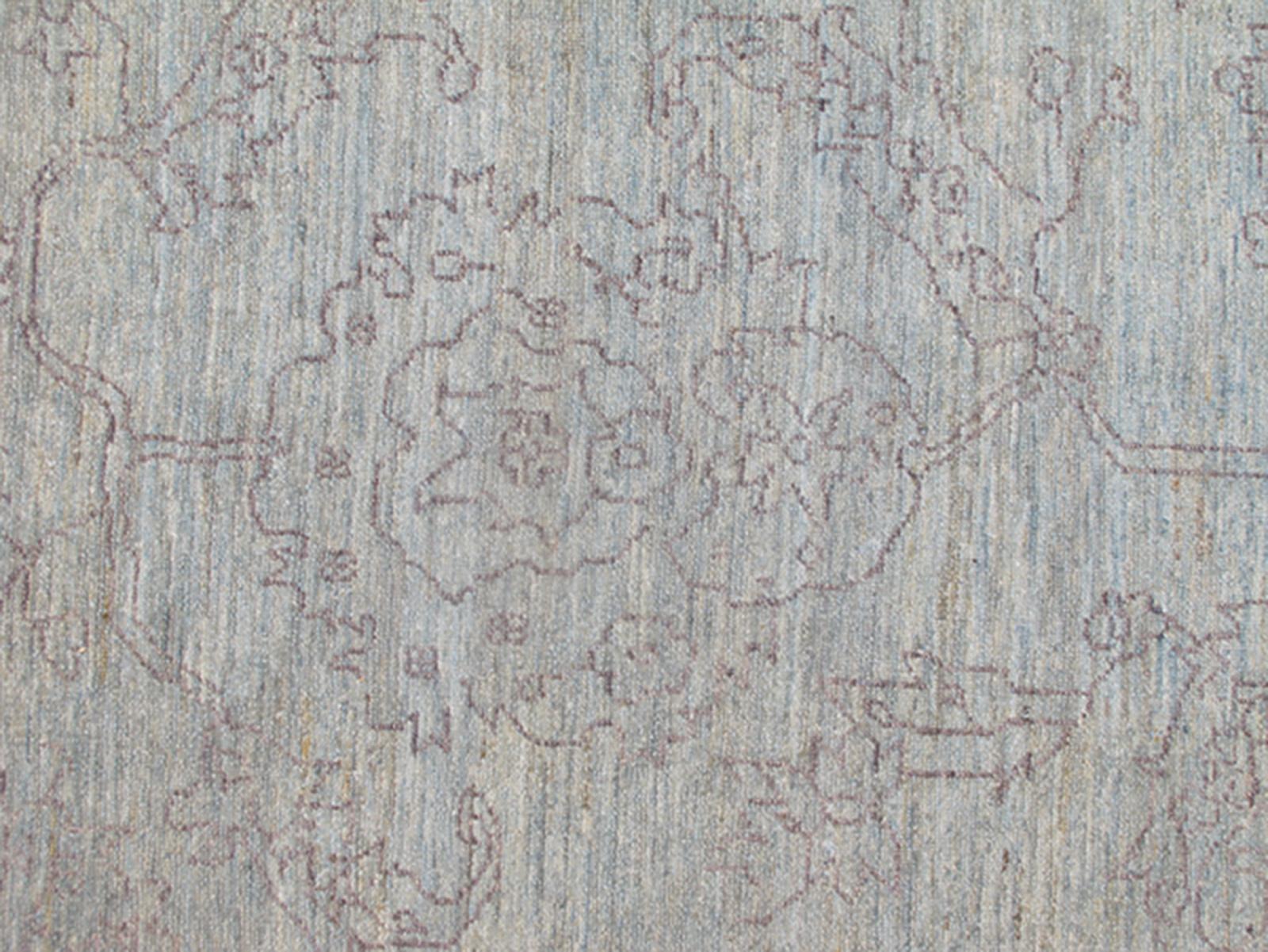Alfombra fina de transición con motivos geométricos estilizados en lavanda y azul claro en Excelente estado para la venta en Atlanta, GA