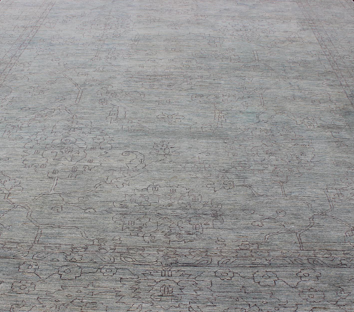 Alfombra fina de transición con motivos geométricos estilizados en lavanda y azul claro Siglo XXI y contemporáneo en venta