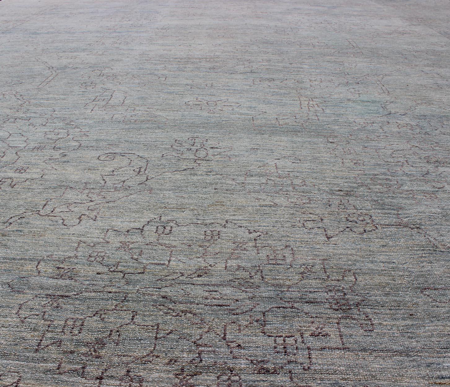 Alfombra fina de transición con motivos geométricos estilizados en lavanda y azul claro Lana en venta