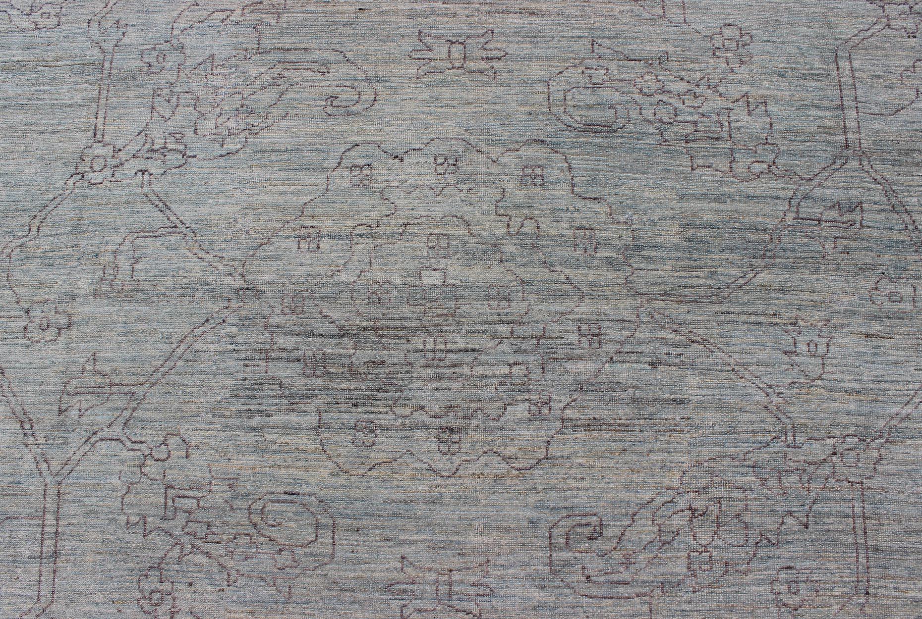 Alfombra fina de transición con motivos geométricos estilizados en lavanda y azul claro en venta 1
