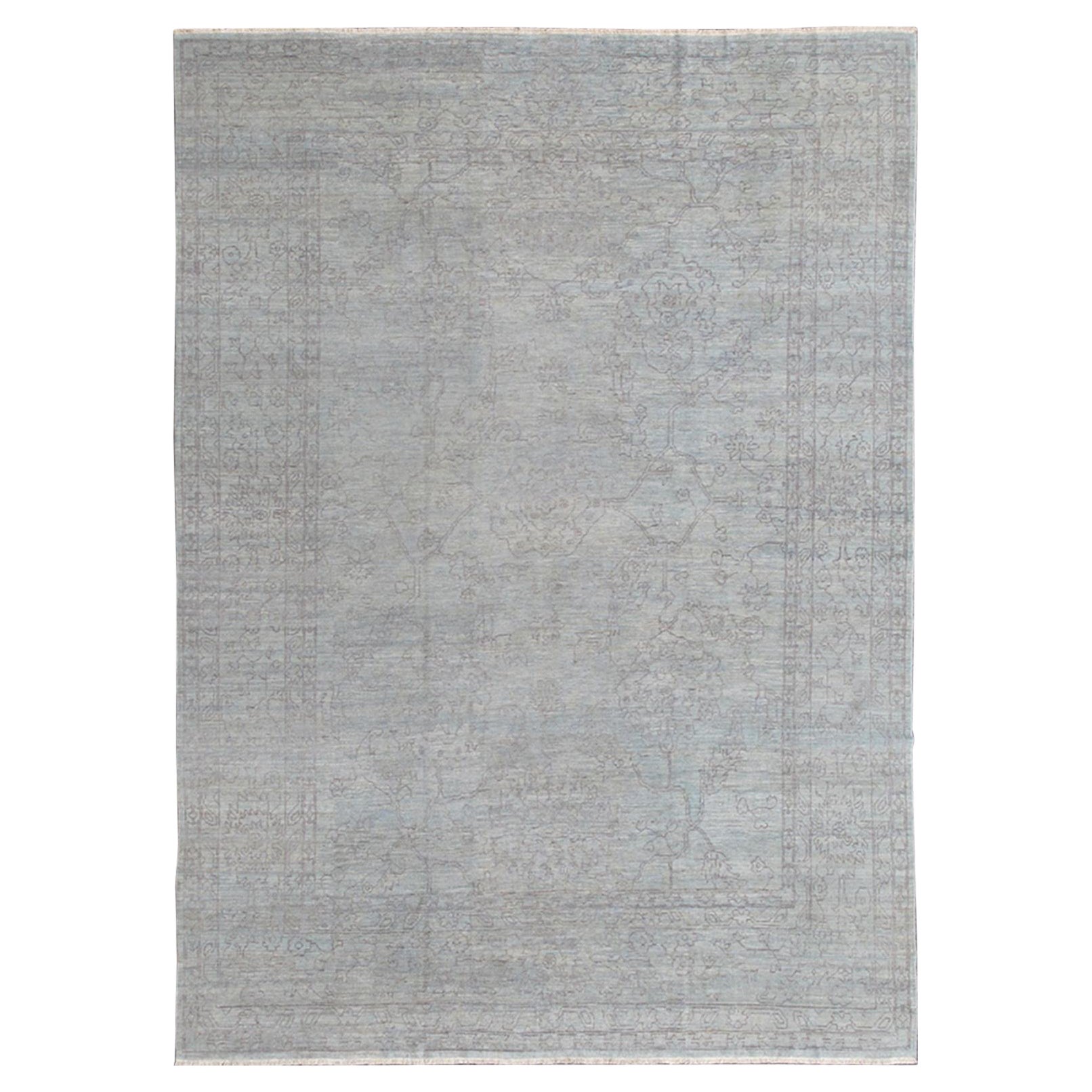 Feiner Übergangsteppich mit stilisierten geometrischen Motiven in Lavendel und Hellblau im Angebot