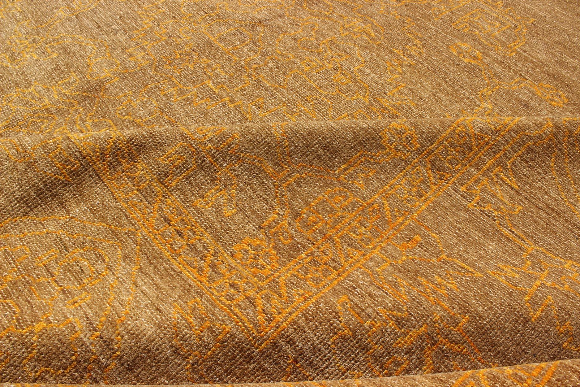 Feiner Übergangsteppich von Keivan Woven Arts mit stilisierten geometrischen Motiven im Angebot 2