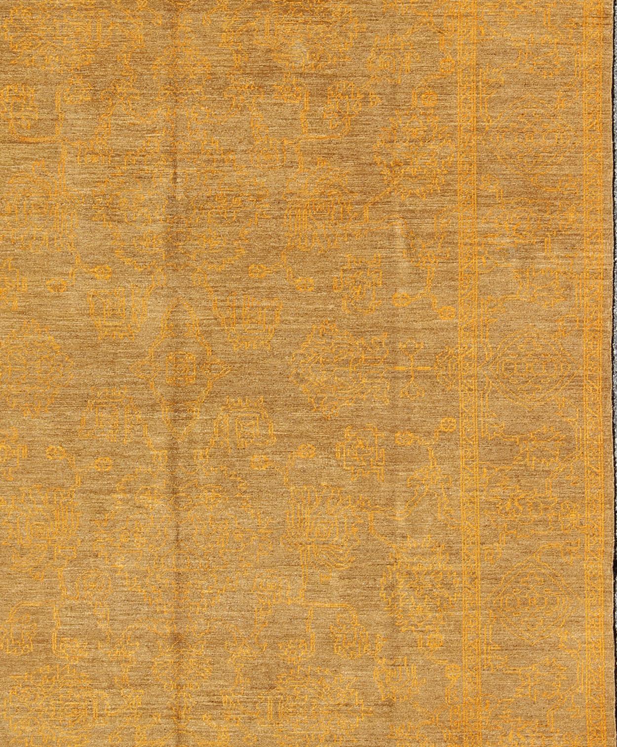 Hellbraune und hellgelbe und sehr fein gewebte Transitional Teppich in der hellbraunen Hintergrund und leuchtend gelben Highlights, Keivan Woven Arts / Teppich AN-115305, Herkunftsland / Typ: Türkei / Stammesmuster
Maße: 8'2 x 9'10.
Dieser türkische