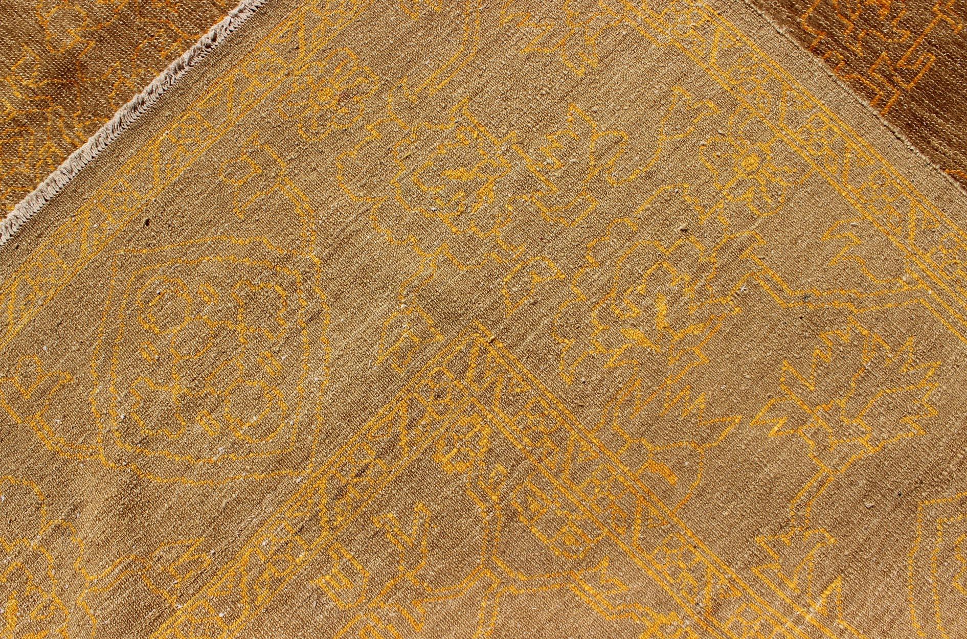 Feiner Übergangsteppich von Keivan Woven Arts mit stilisierten geometrischen Motiven (Handgeknüpft) im Angebot