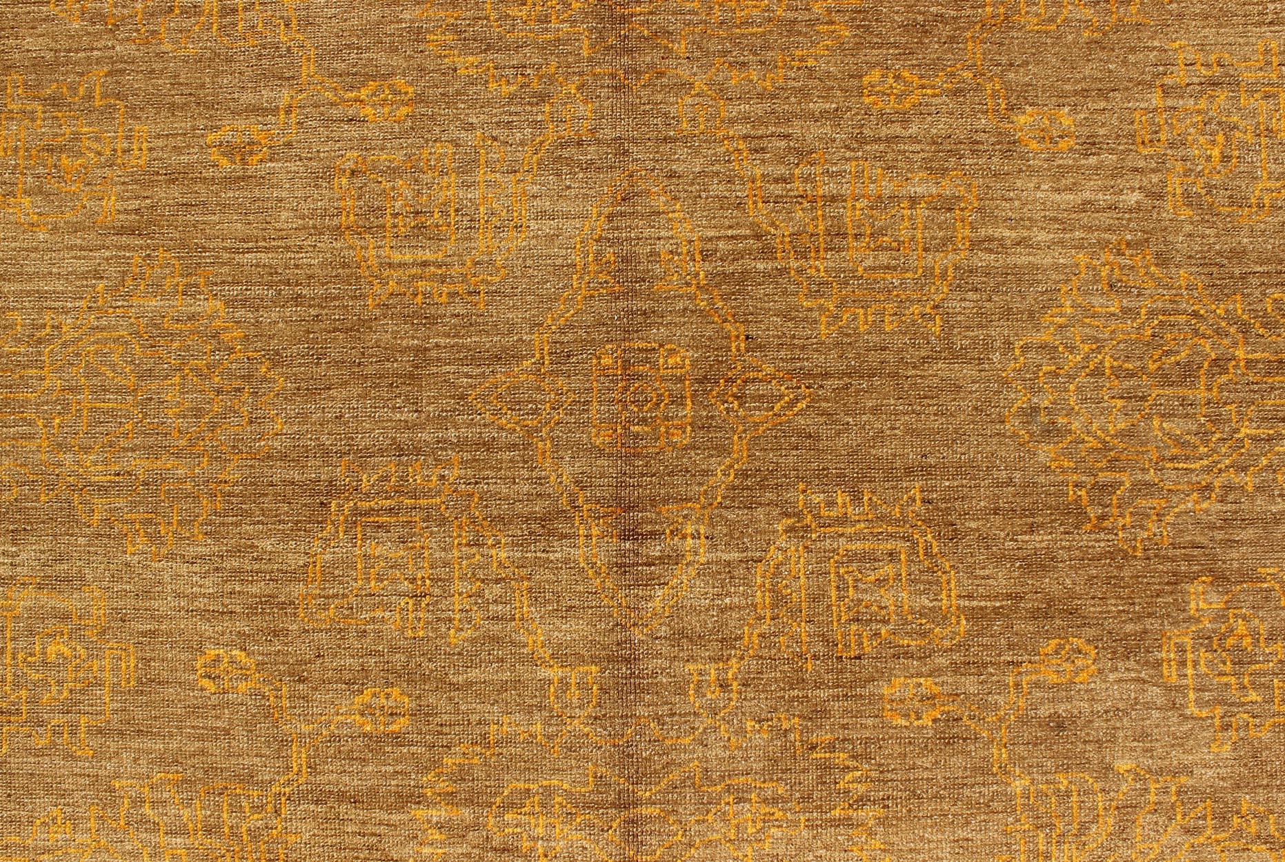 Feiner Übergangsteppich von Keivan Woven Arts mit stilisierten geometrischen Motiven (21. Jahrhundert und zeitgenössisch) im Angebot
