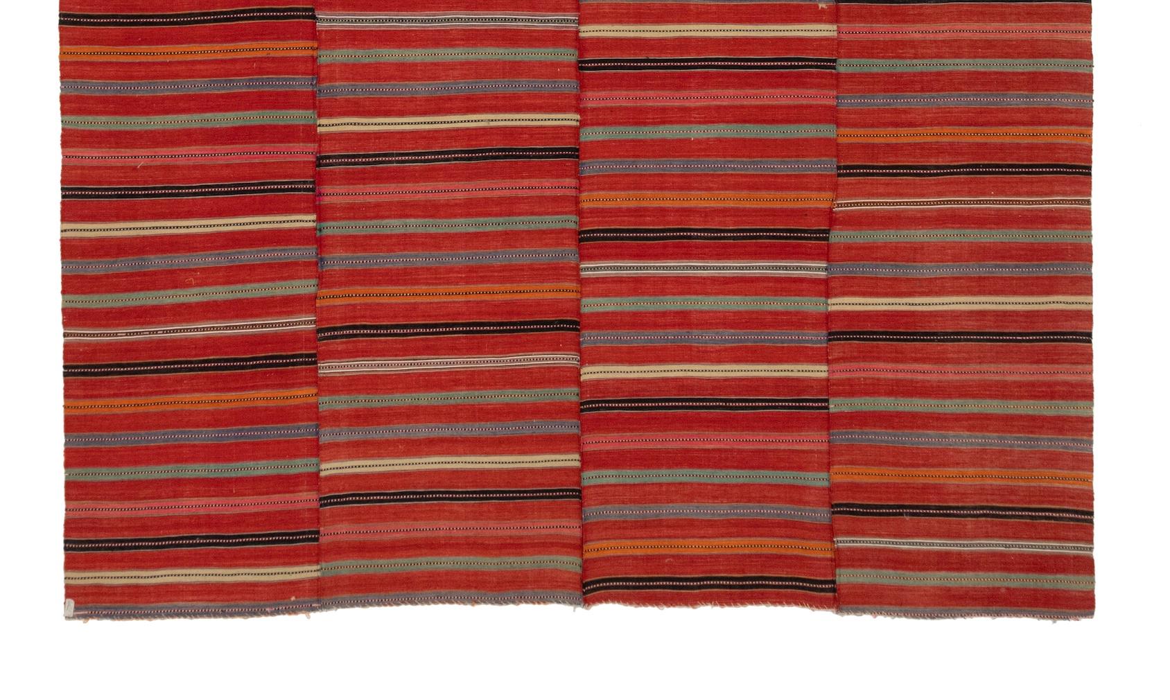 Les tapis Qashqai proviennent d'une confédération tribale qui partage les mêmes dialectes et le même héritage. Descendants des tribus Turkmen et Ersari, beaucoup sont des nomades pastoraux qui se déplacent en fonction de la saison, de la province