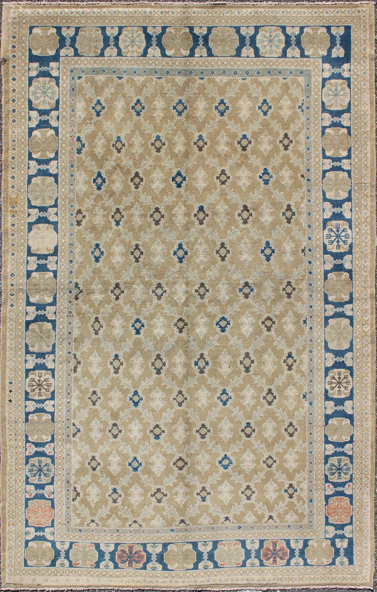 Laine Tapis turc Sivas à motifs géométriques dans les tons havane, taupe, bleu et marron en vente