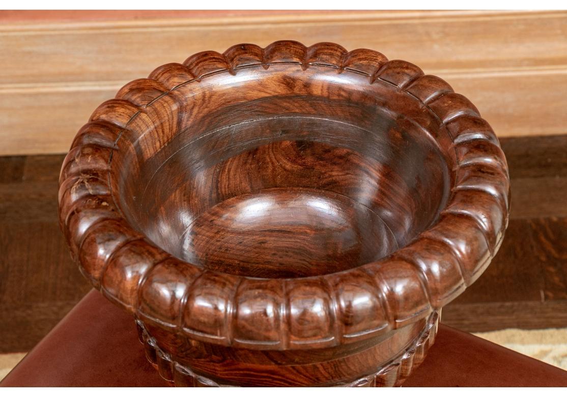 Urna con pie de madera torneada fina Georgiano en venta