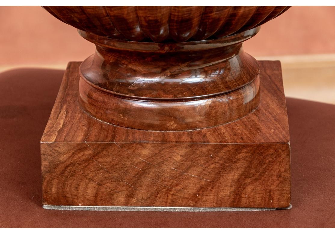 Urna con pie de madera torneada fina en Bastante bueno estado para la venta en Bridgeport, CT