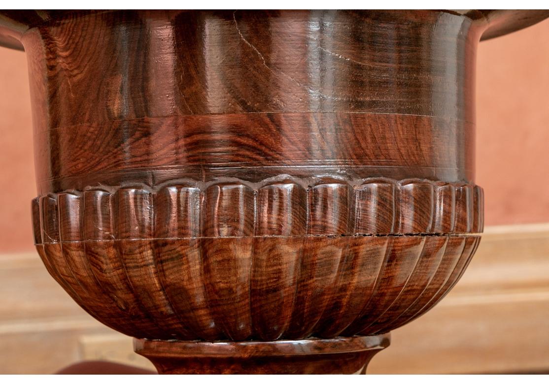 Urna con pie de madera torneada fina Siglo XXI y contemporáneo en venta