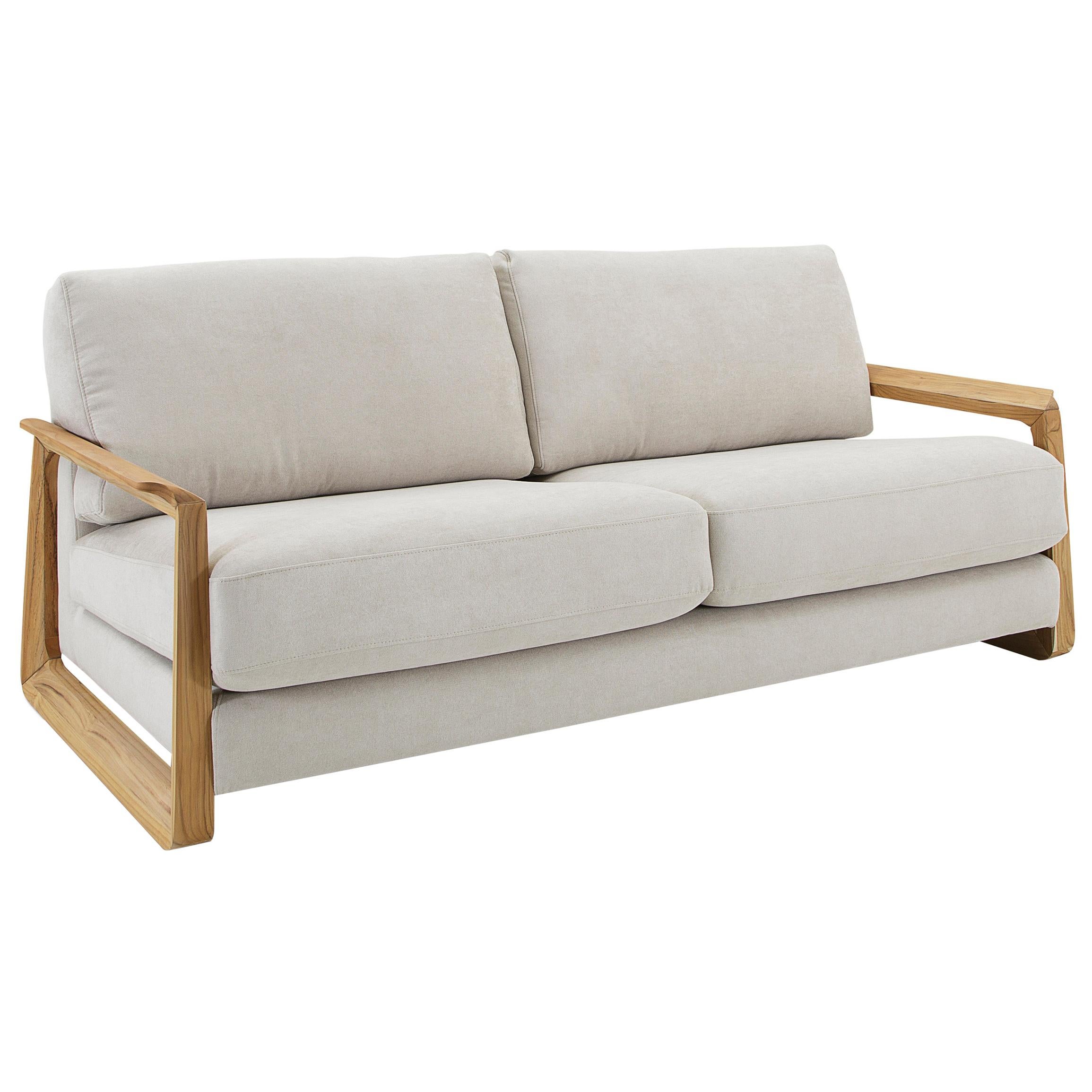 Dreisitzer-Sofa, gepolstert mit hafermehlfarbenem Stoff und Armlehnen aus Teakholz im Angebot