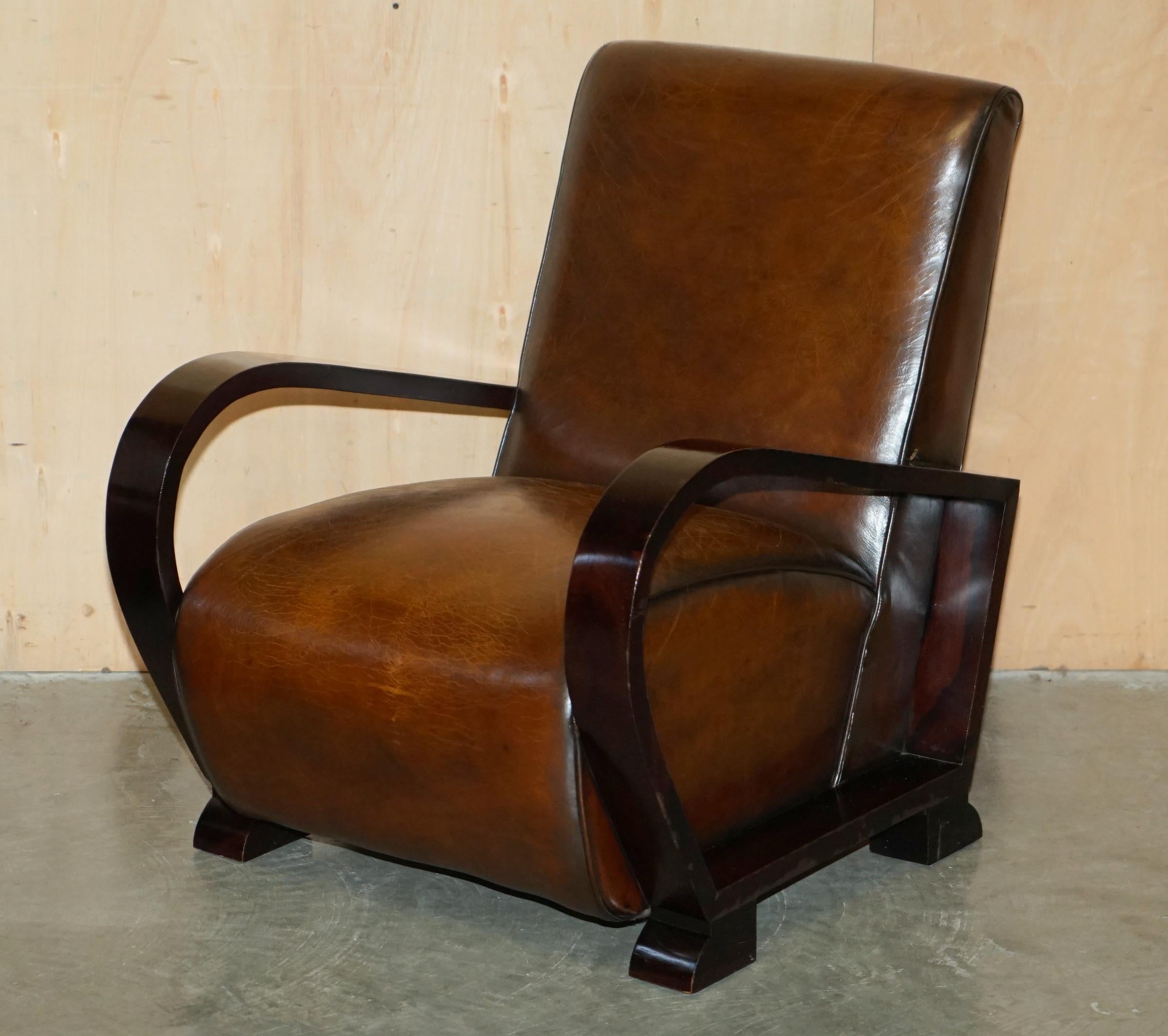 Casa Reale Antiquariato

Royal House Antiques è lieta di offrire in vendita questa splendida coppia completamente restaurata di poltrone club in pelle marrone Cigar tinta a mano in stile Art Deco con struttura in Bentwood.

Tieni presente che le