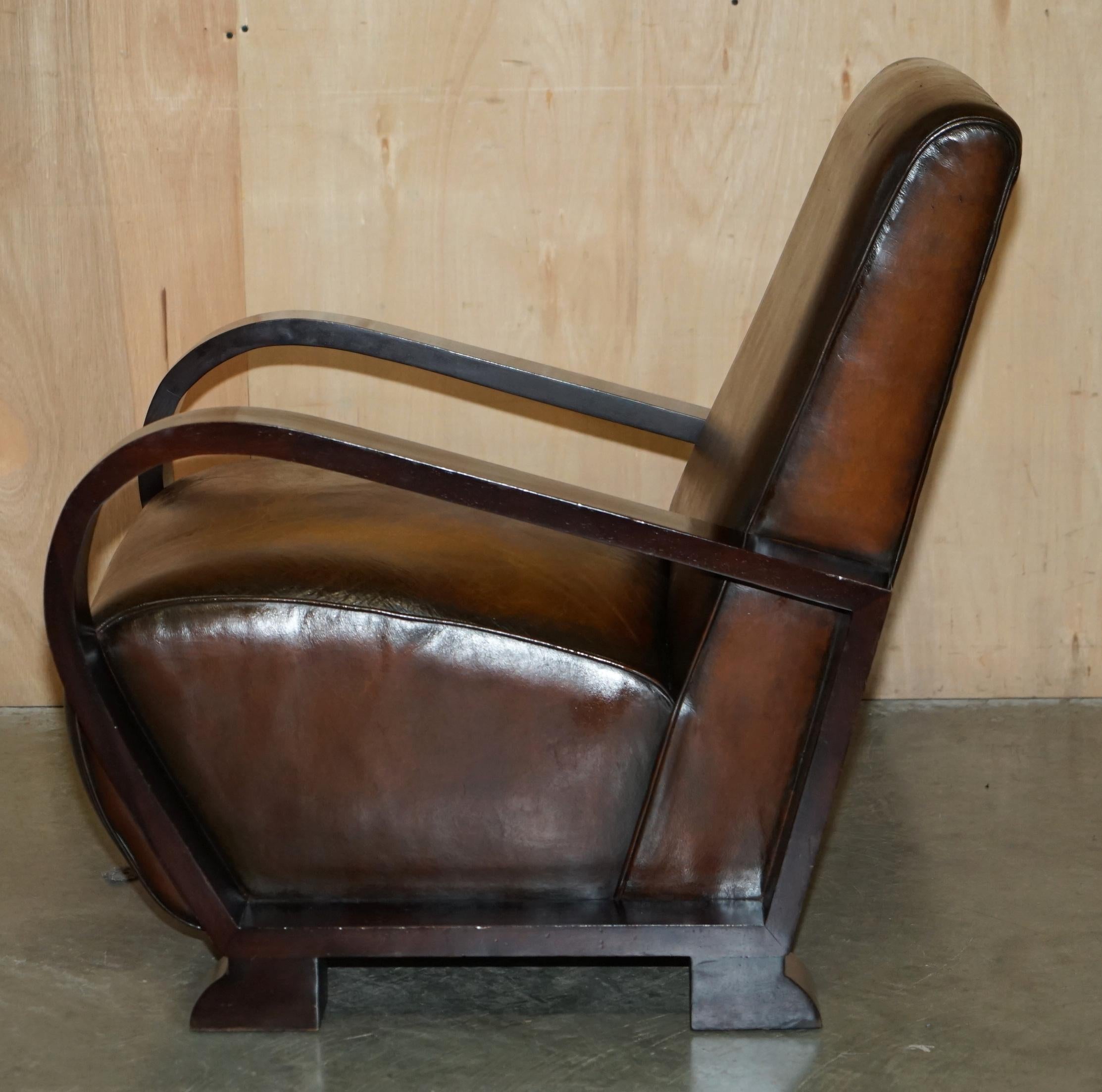 UN PAIO FINE E UNICO DI POLTRONE CLUB ART DECO COMPLETAMENTE RISTRUTTURATE IN PELLE MARRONE DI CIGAR in vendita 12