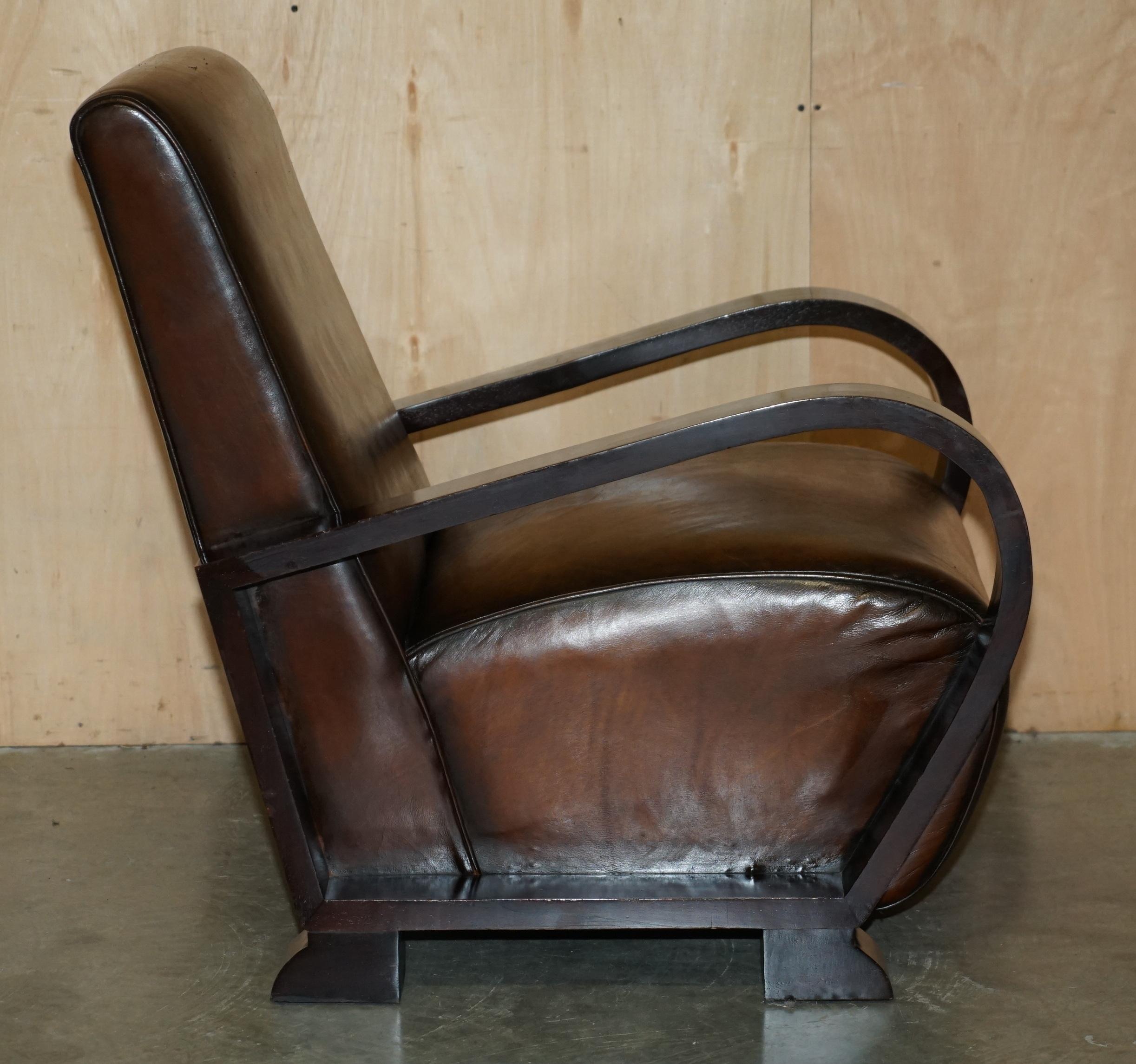 Pelle UN PAIO FINE E UNICO DI POLTRONE CLUB ART DECO COMPLETAMENTE RISTRUTTURATE IN PELLE MARRONE DI CIGAR in vendita