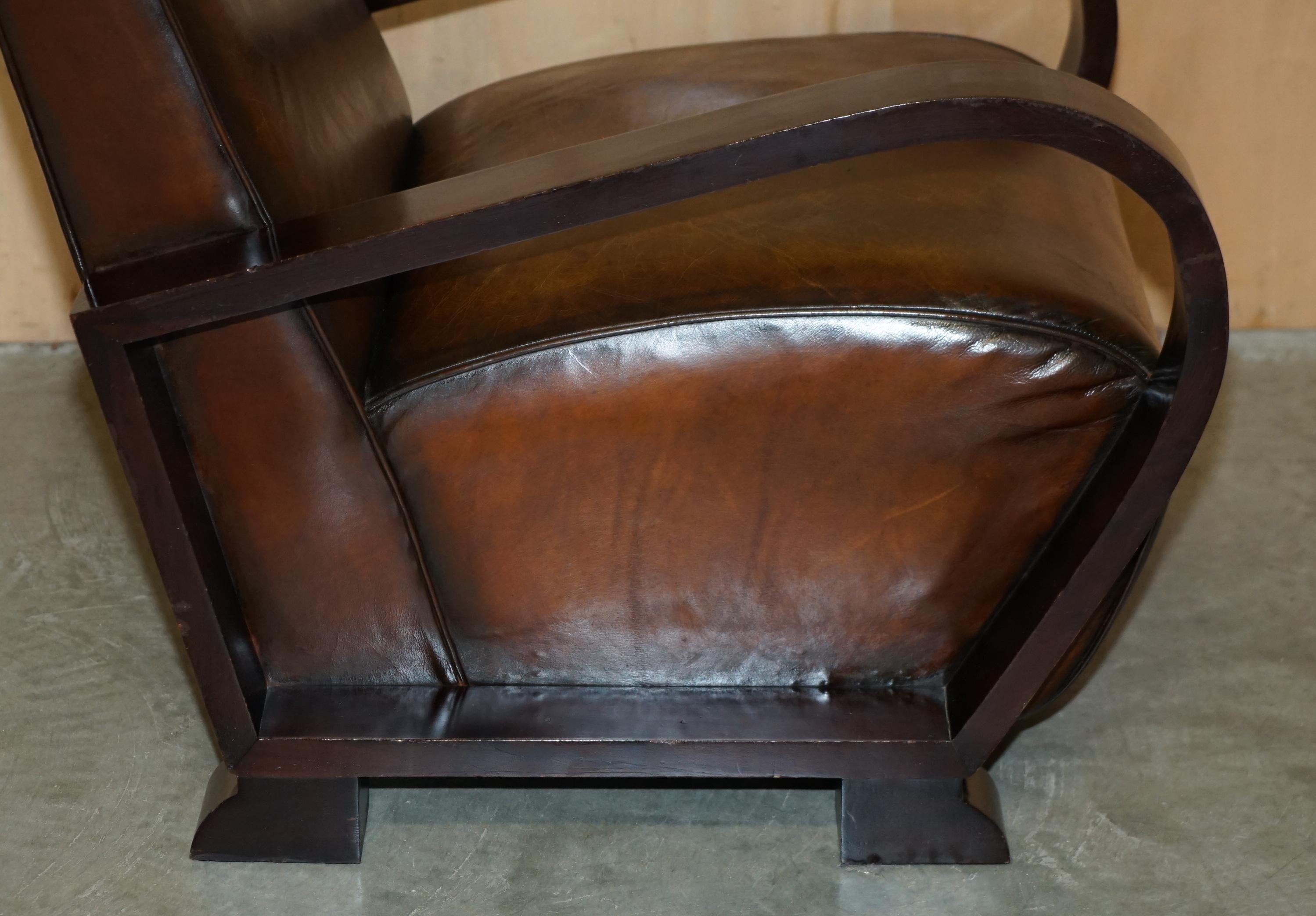UN PAIO FINE E UNICO DI POLTRONE CLUB ART DECO COMPLETAMENTE RISTRUTTURATE IN PELLE MARRONE DI CIGAR in vendita 1