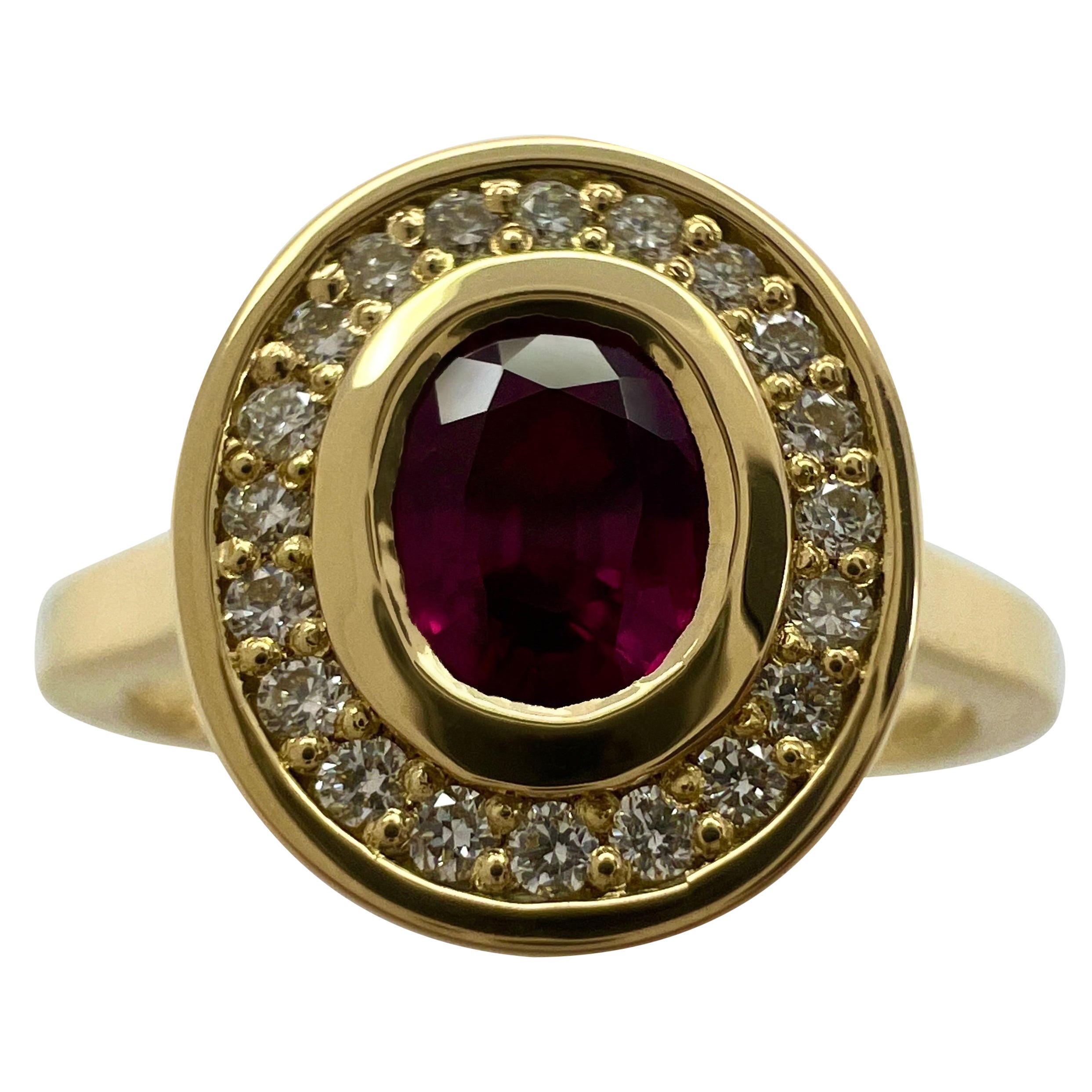 ovaler, unbehandelter, tiefroter Rubin & Diamant-Halo-Ring aus 18k Gelbgold im Angebot