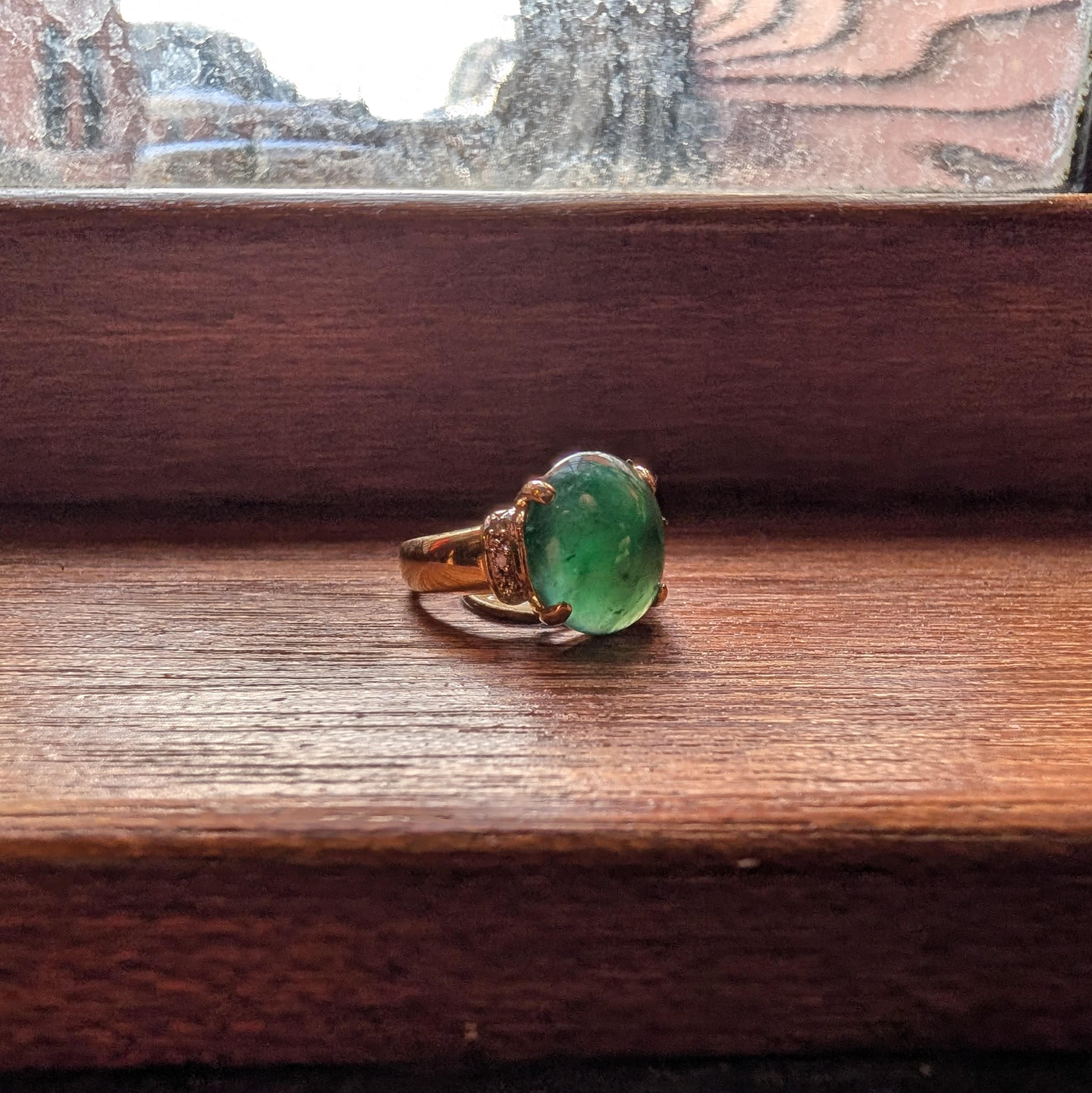 Feiner unbehandelter Omphakit Cui Fei Jade Cabochon Ring mit Diamanten, 10K Gold im Angebot 5