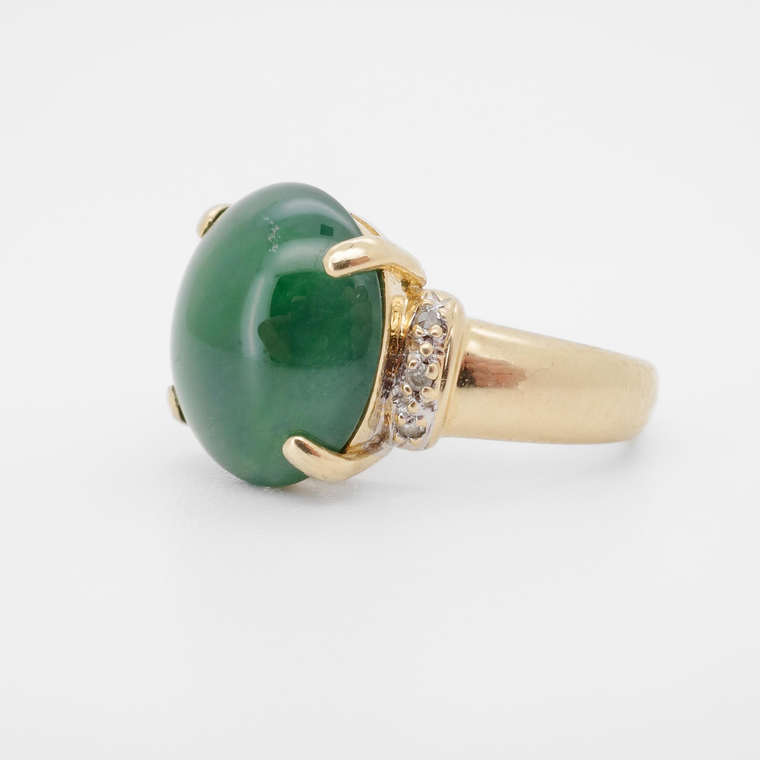 Ein wunderschöner, eleganter Ring aus 10 Karat Gelbgold mit einem zertifizierten, unbehandelten Omphakit-Jade-Cabochon von außergewöhnlicher Farbe und Klarheit. Der Stein misst etwa 12,30 mm x 11,02 mm x 4,83 mm und hat einen satten, satten