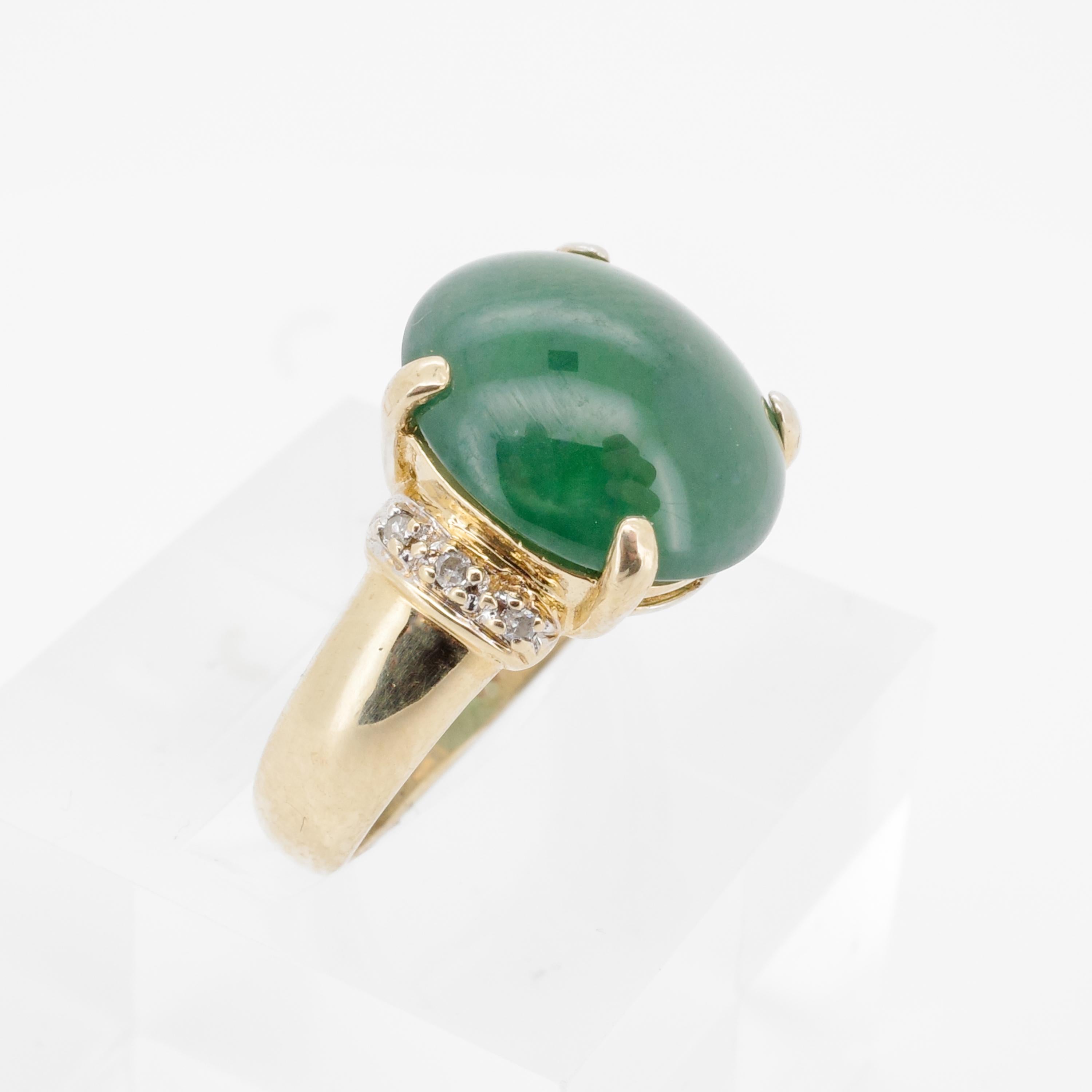 Feiner unbehandelter Omphakit Cui Fei Jade Cabochon Ring mit Diamanten, 10K Gold (Kunsthandwerker*in) im Angebot
